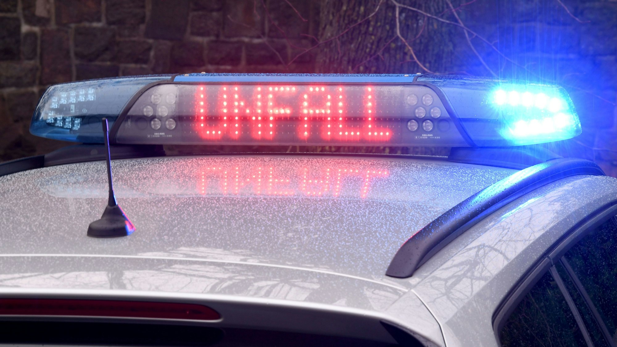 Die Leuchtschrift «Unfall» ist auf dem Dach eines Streifenwagens der Polizei zu sehen.