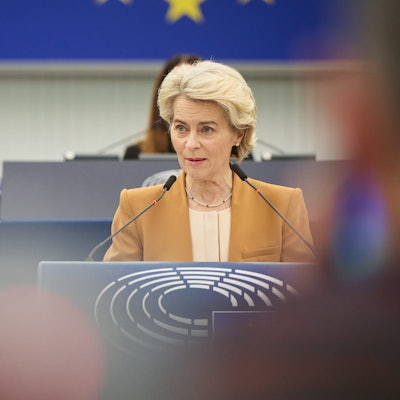 HANDOUT - 13.12.2023, Frankreich, Straßburg: Ursula von der Leyen, Vorsitzende der EU-Kommission, spricht auf einer Plenarsitzung der Brüsseler Behörde. Die Europäische Kommission soll zehn Milliarden Euro an eingefrorenen EU-Geldern für Ungarn frei geben. Foto: Dati Bendo/European Commission/dpa - ACHTUNG: Nur zur redaktionellen Verwendung und nur mit vollständiger Nennung des vorstehenden Credits +++ dpa-Bildfunk +++