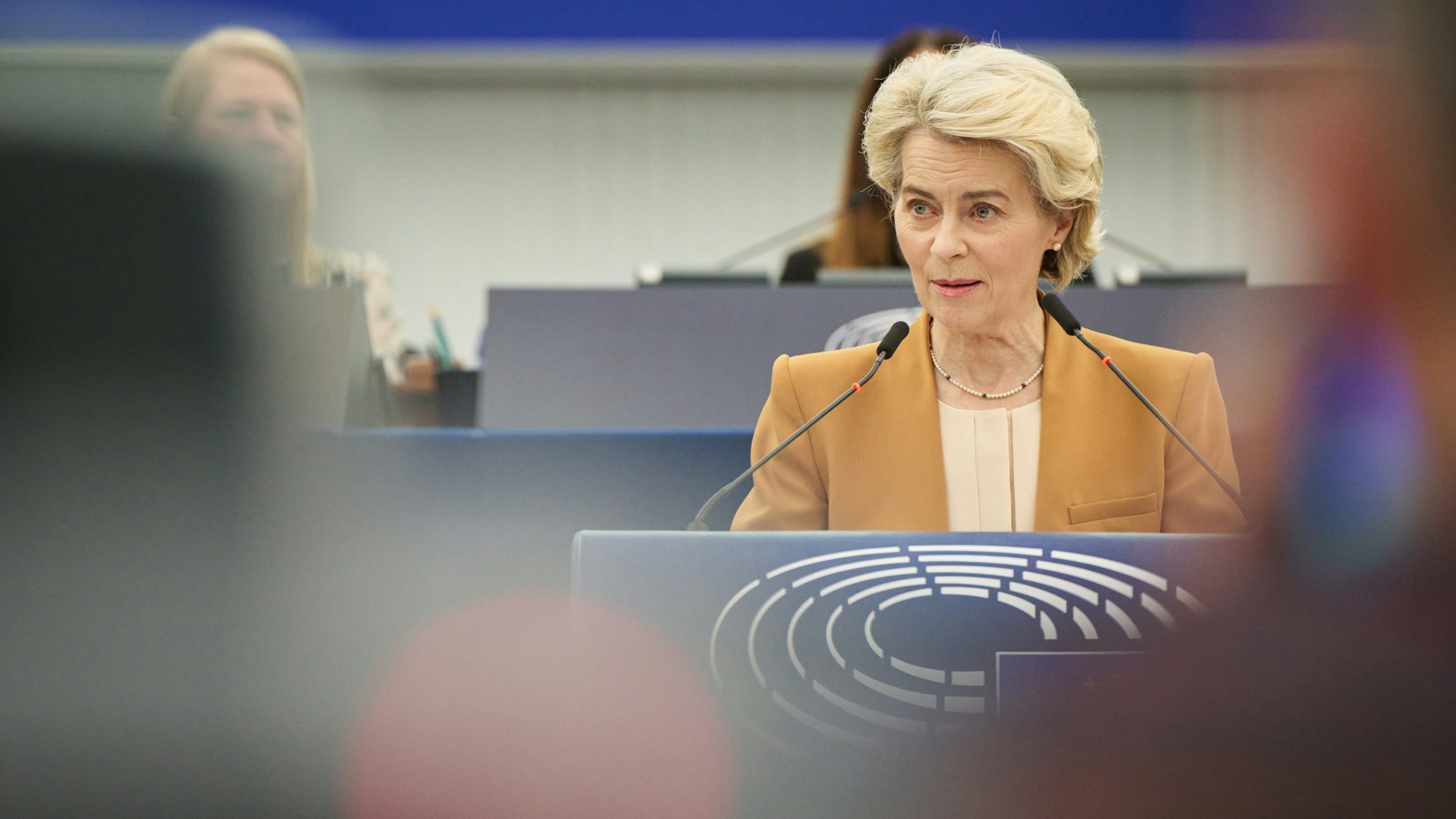 HANDOUT - 13.12.2023, Frankreich, Straßburg: Ursula von der Leyen, Vorsitzende der EU-Kommission, spricht auf einer Plenarsitzung der Brüsseler Behörde. Die Europäische Kommission soll zehn Milliarden Euro an eingefrorenen EU-Geldern für Ungarn frei geben. Foto: Dati Bendo/European Commission/dpa - ACHTUNG: Nur zur redaktionellen Verwendung und nur mit vollständiger Nennung des vorstehenden Credits +++ dpa-Bildfunk +++