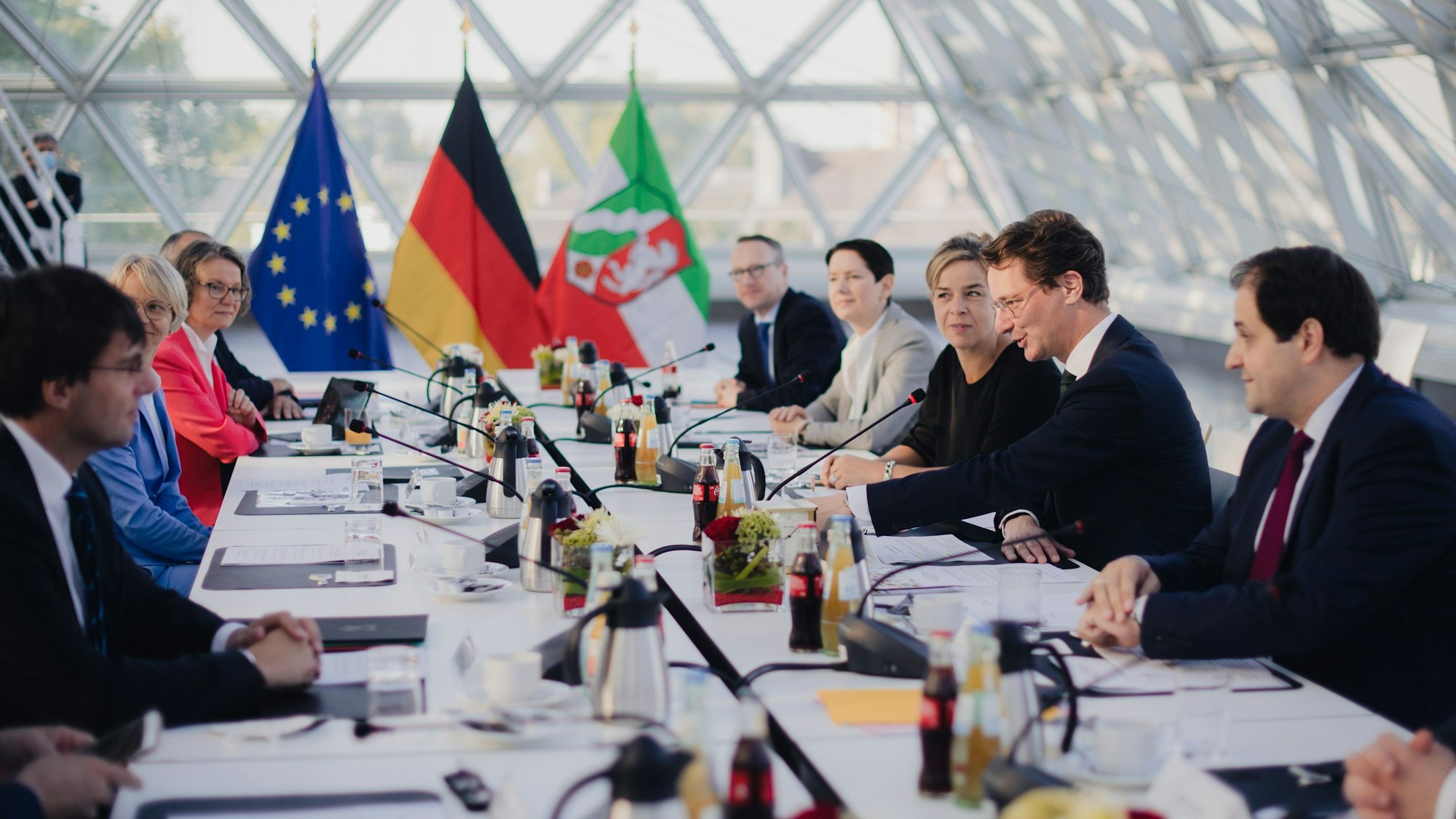 ARCHIV - 30.06.2022, Nordrhein-Westfalen, Düsseldorf: Marcus Optendrenk (l-r, CDU), Minister der Finanzen, Dorothee Feller (CDU), Ministerin für Schule und Bildung, Ina Scharrenbach (CDU), Ministerin für Heimat, Kommunales, Bau und Digitales, Benjamin Limbach (Bündnis 90/Die Grünen), Minister der Justiz, Silke Gorissen (CDU), Ministerin für Landwirtschaft und Verbraucherschutz, Mona Neubaur (Bündnis 90/Die Grünen), Ministerin für Wirtschaft, Industrie, Klimaschutz und Energie, Hendrik Wüst (CDU), Ministerpräsident von Nordrhein-Westfalen, und Nathanael Liminski (CDU), Minister und Chef der Staatskanzlei, sitzen während der ersten Kabinettssitzung der neuen Landesregierung von Nordrhein-Westfalen zusammen im Ständehaus. Die Spitzen der schwarz-grünen Landesregierung Nordrhein-Westfalens stellen am Dienstag in Düsseldorf einen Nachtrag zum Haushalt für das laufende Jahr vor (zu dpa: «Schwarz-Grün informiert über Haushalt und politische Schwerpunkte»). Foto: Marius Becker/dpa +++ dpa-Bildfunk +++