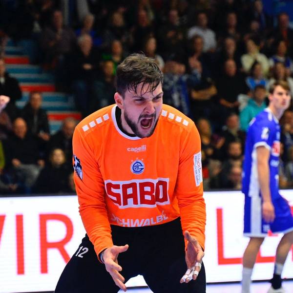 VfL-Torhüter Daniel Rebmann beim Torjubel.