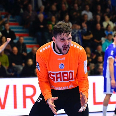 VfL-Torhüter Daniel Rebmann beim Torjubel.