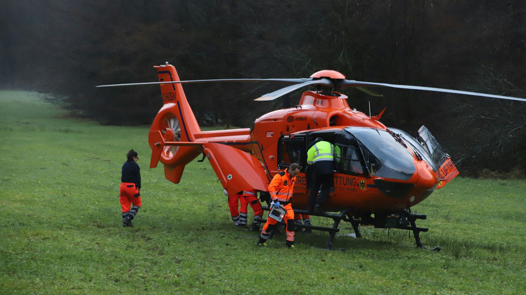 Die Verletzte wurde mit dem Rettungshubschrauber Christoph 3 in die Klinik nach Köln-Merheim geflogen.