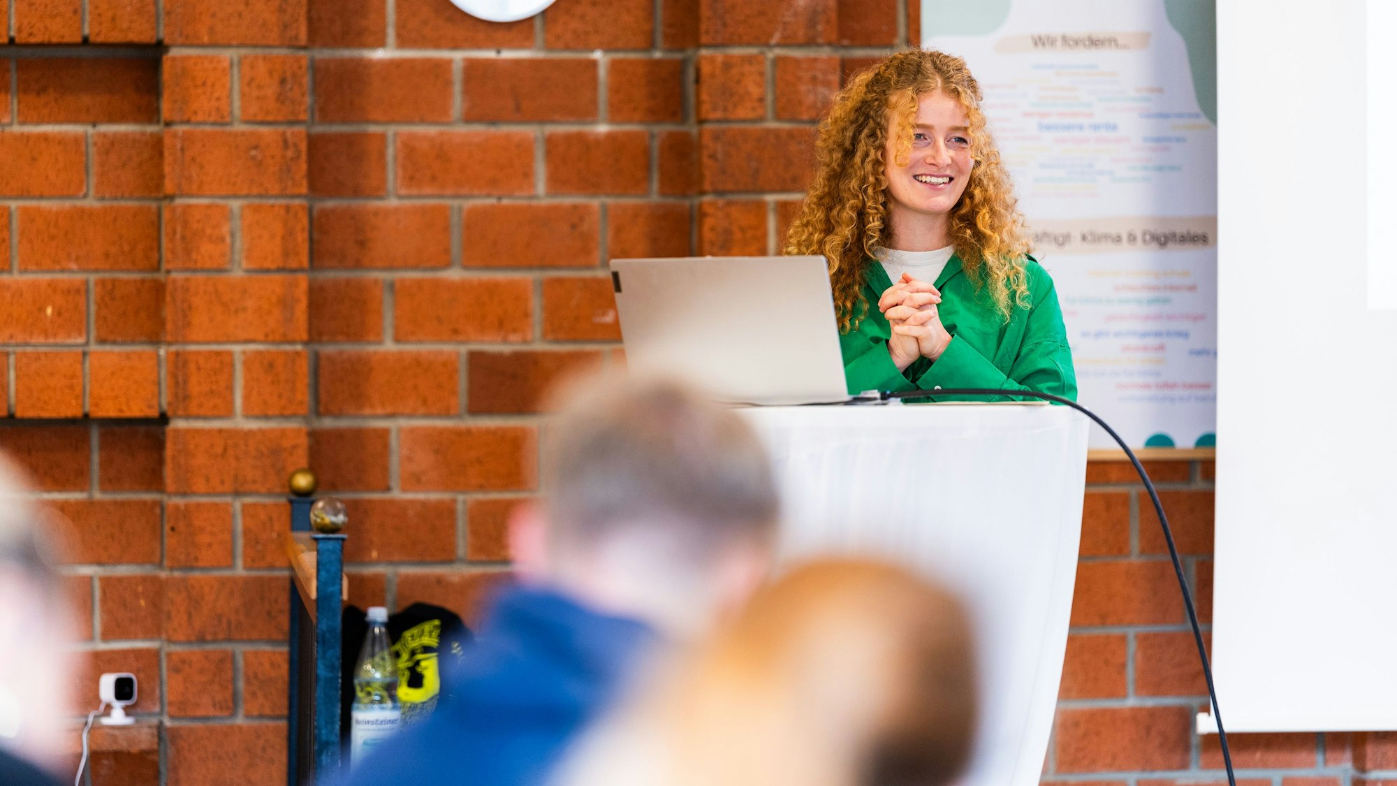 Journalistin und Medienpädagogin Lara Franke bei einem Vortrag. Sie forscht zu Rechtsextremismus in sozialen Netzwerken, mit besonderem Fokus auf TikTok.