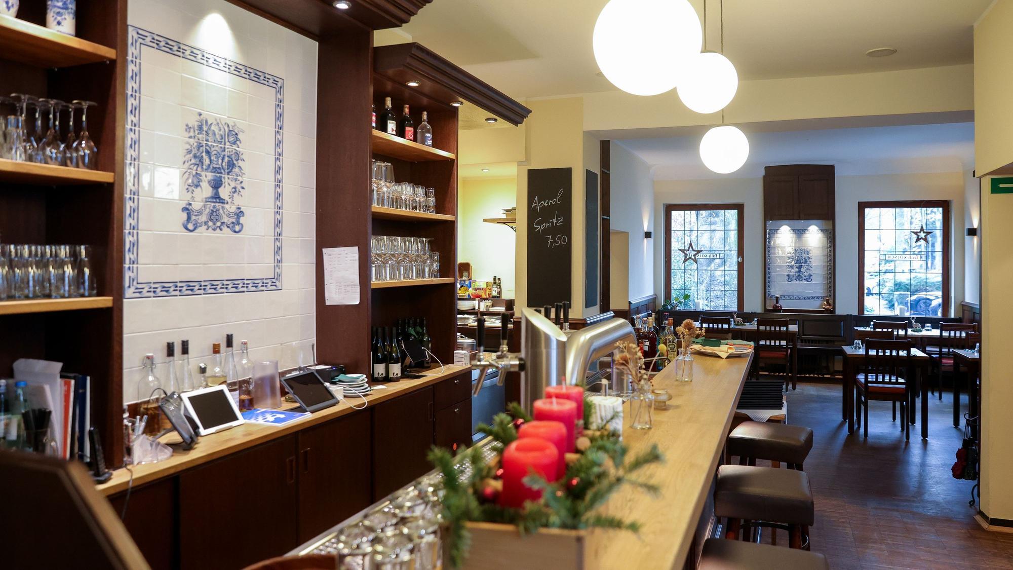 Schöne lange Theke im Restaurant „Haus Eichendorff“.