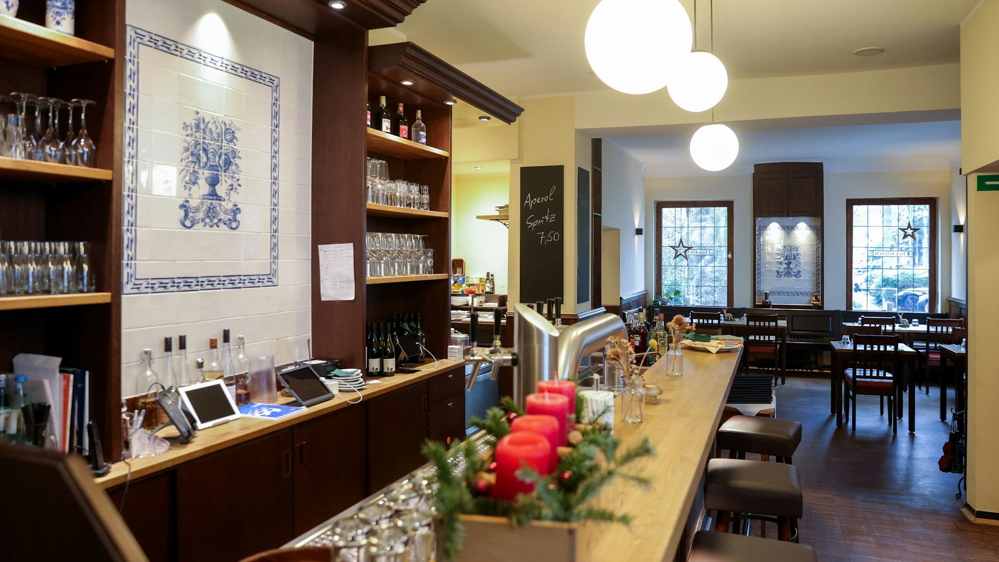 Schöne lange Theke im Restaurant „Haus Eichendorff“.