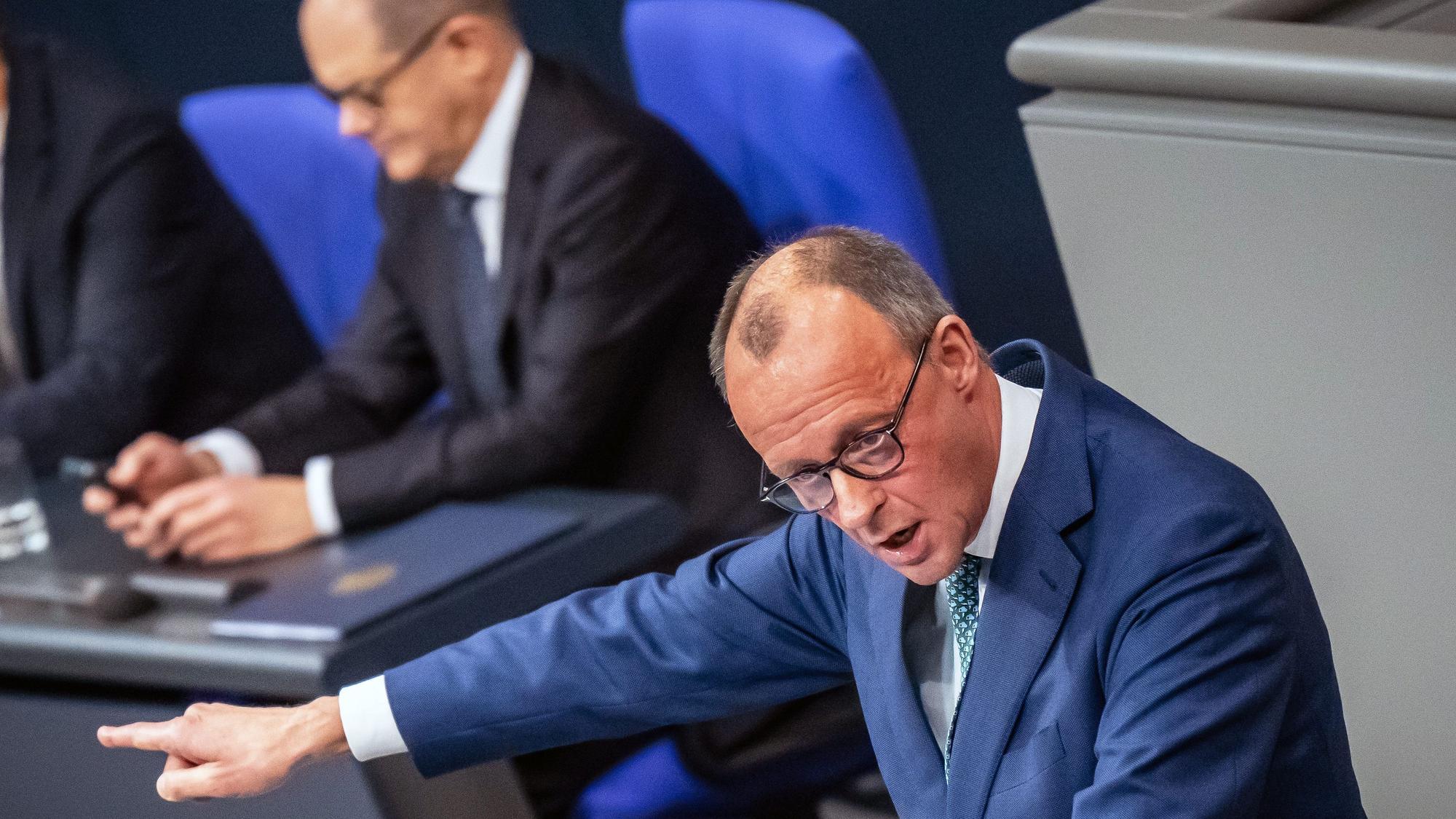 13.12.2023, Berlin: Friedrich Merz (r), CDU Bundesvorsitzender, spricht vor Bundeskanzler Olaf Scholz (SPD) bei der Sitzung des Bundestags mit der Regierungserklärung des Bundeskanzlers. In der Nacht haben sich die Ampelparteien auf einen Bundeshaushalt für das Jahr 2024 geeinigt. Foto: Michael Kappeler/dpa +++ dpa-Bildfunk +++