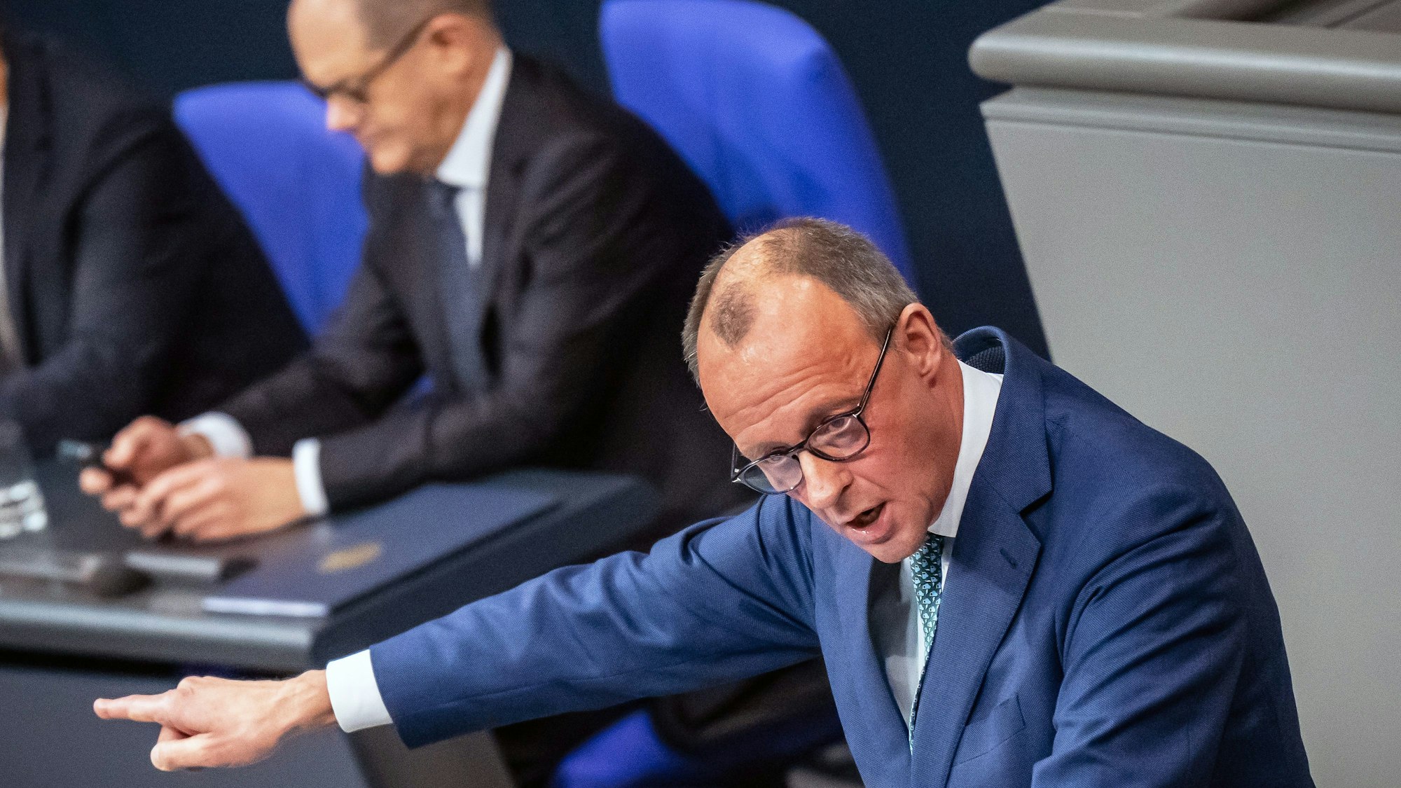 13.12.2023, Berlin: Friedrich Merz (r), CDU Bundesvorsitzender, spricht vor Bundeskanzler Olaf Scholz (SPD) bei der Sitzung des Bundestags mit der Regierungserklärung des Bundeskanzlers. In der Nacht haben sich die Ampelparteien auf einen Bundeshaushalt für das Jahr 2024 geeinigt. Foto: Michael Kappeler/dpa +++ dpa-Bildfunk +++