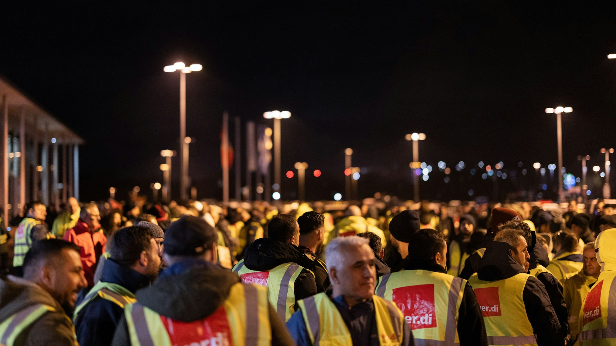 Streikende von UPS und Fedex stehen bei einem Warnstreik auf einem Parkplatz am Flughafen Köln/Bonn. Die Speditions-, Logistik-, Kurier-, und Express-Paketdienstbranche hat zu einem Warnstreik aufgerufen. +++ dpa-Bildfunk +++