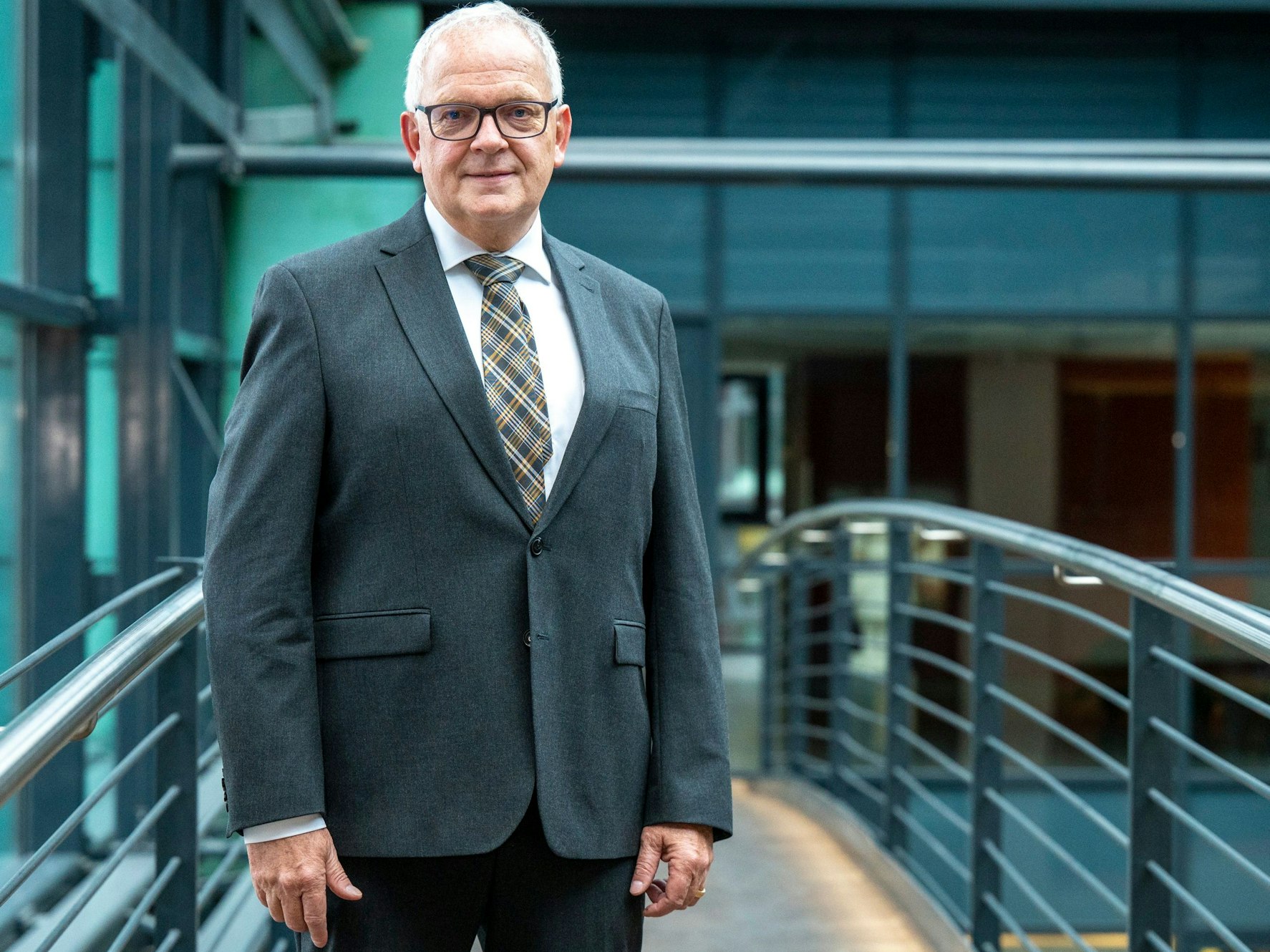 Johannes Hermanns steht auf einer Brücke in der vierten Etage des Polizeipräsidiums in Köln