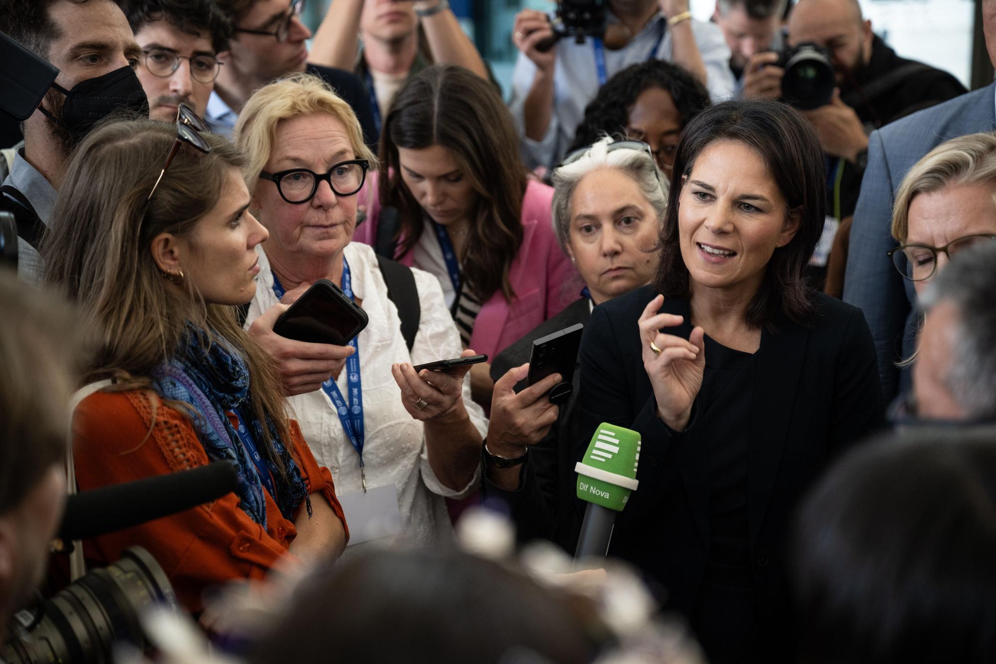 Klima-Gipfel in Dubai: Bundesaußenministerin Annalena Baerbock (Grüne) spricht vor Journalistinnen und Journalisten.