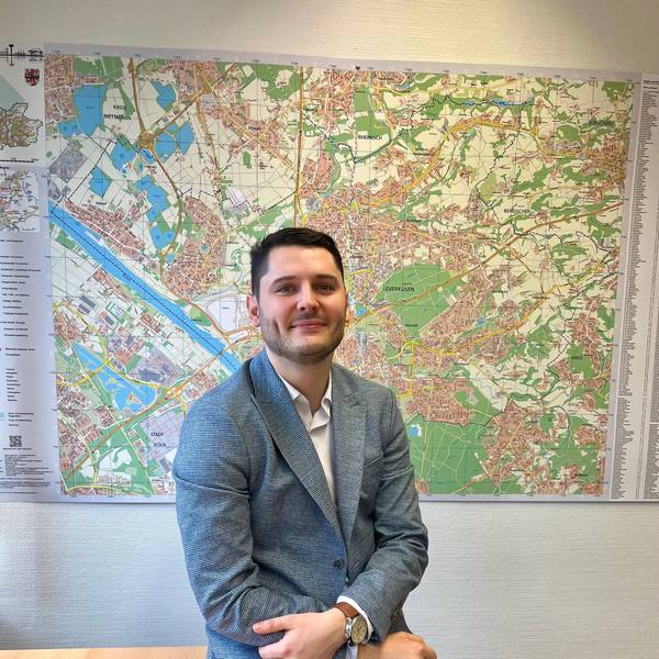 Steffen Franzkowski, Fachbereichsleiter Ordnung und Straßenverkehr Leverkusen, vor einer Stadtkarte