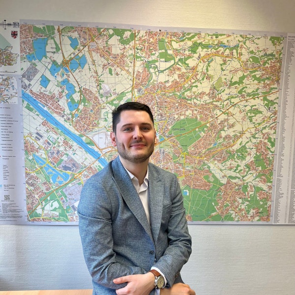 Steffen Franzkowski, Fachbereichsleiter Ordnung und Straßenverkehr Leverkusen, vor einer Stadtkarte