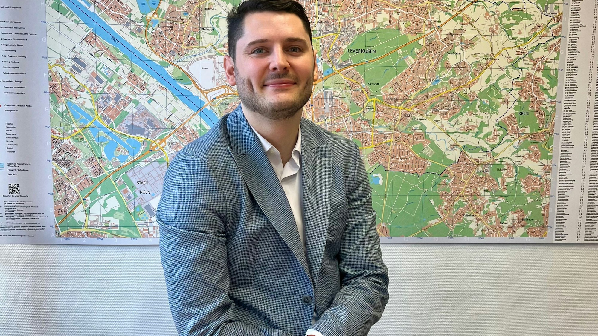 Steffen Franzkowski, Fachbereichsleiter Ordnung und Straßenverkehr Leverkusen, vor einer Stadtkarte