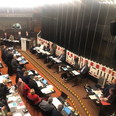 Im Ratssaal Bensberg sitzen Politiker.