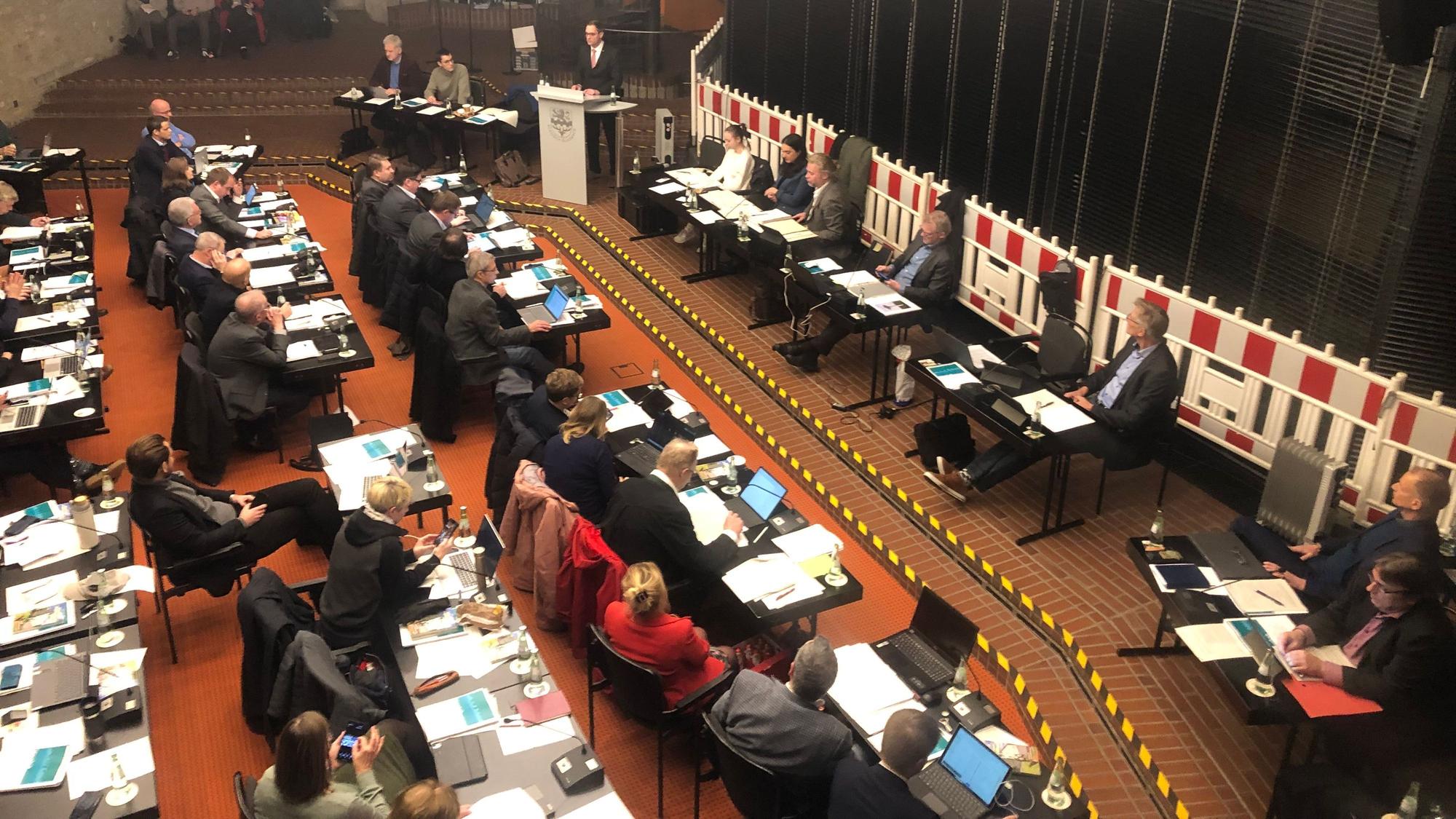 Im Ratssaal Bensberg sitzen Politiker.