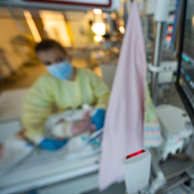 Eine Intensivpflegerin versorgt auf der Kinder-Intensivstation des Olgahospitals des Klinkums Stuttgart einen am Respiratorischen Synzytial-Virus (RS-Virus oder RSV) erkrankten Patienten, der beatmet wird.