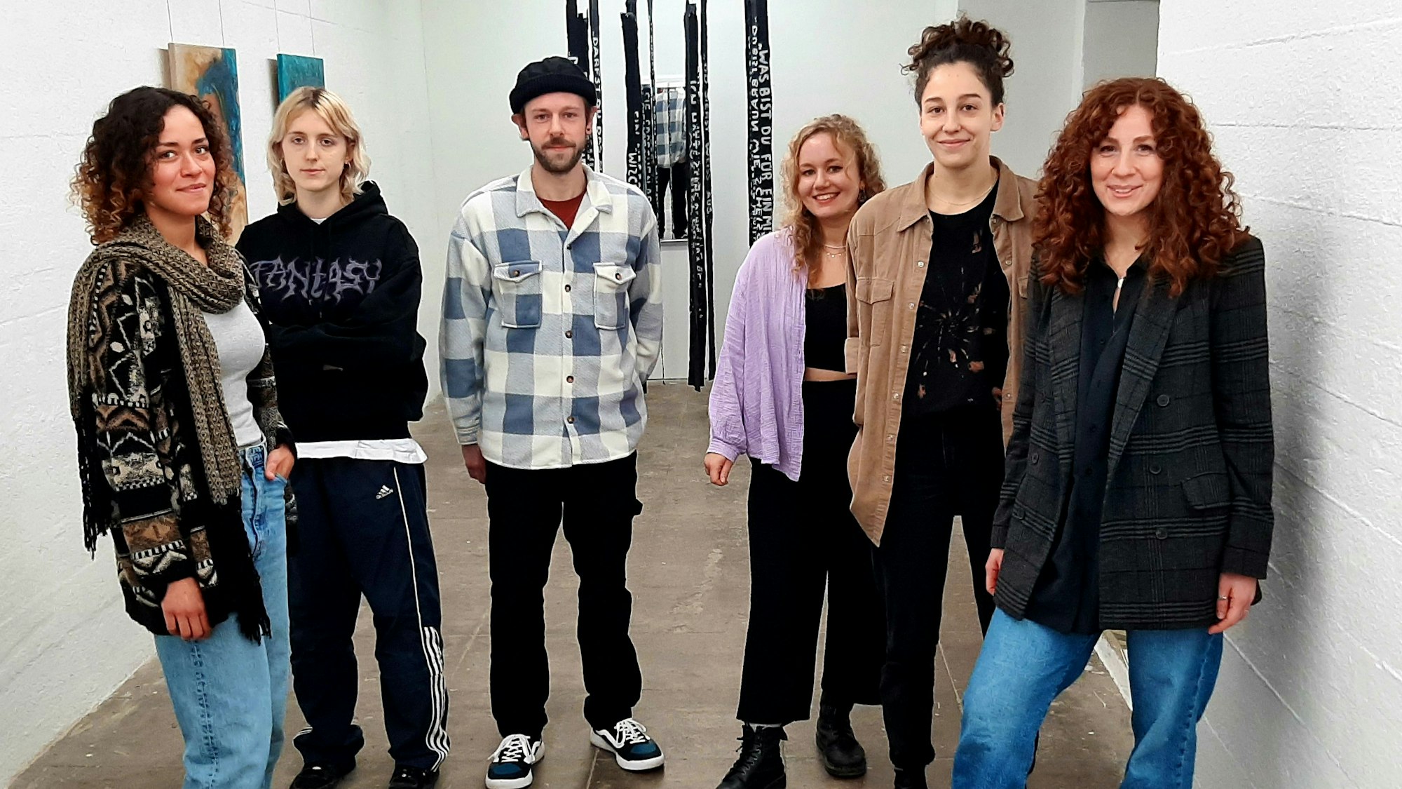 Junge Künstler stehen zusammen.