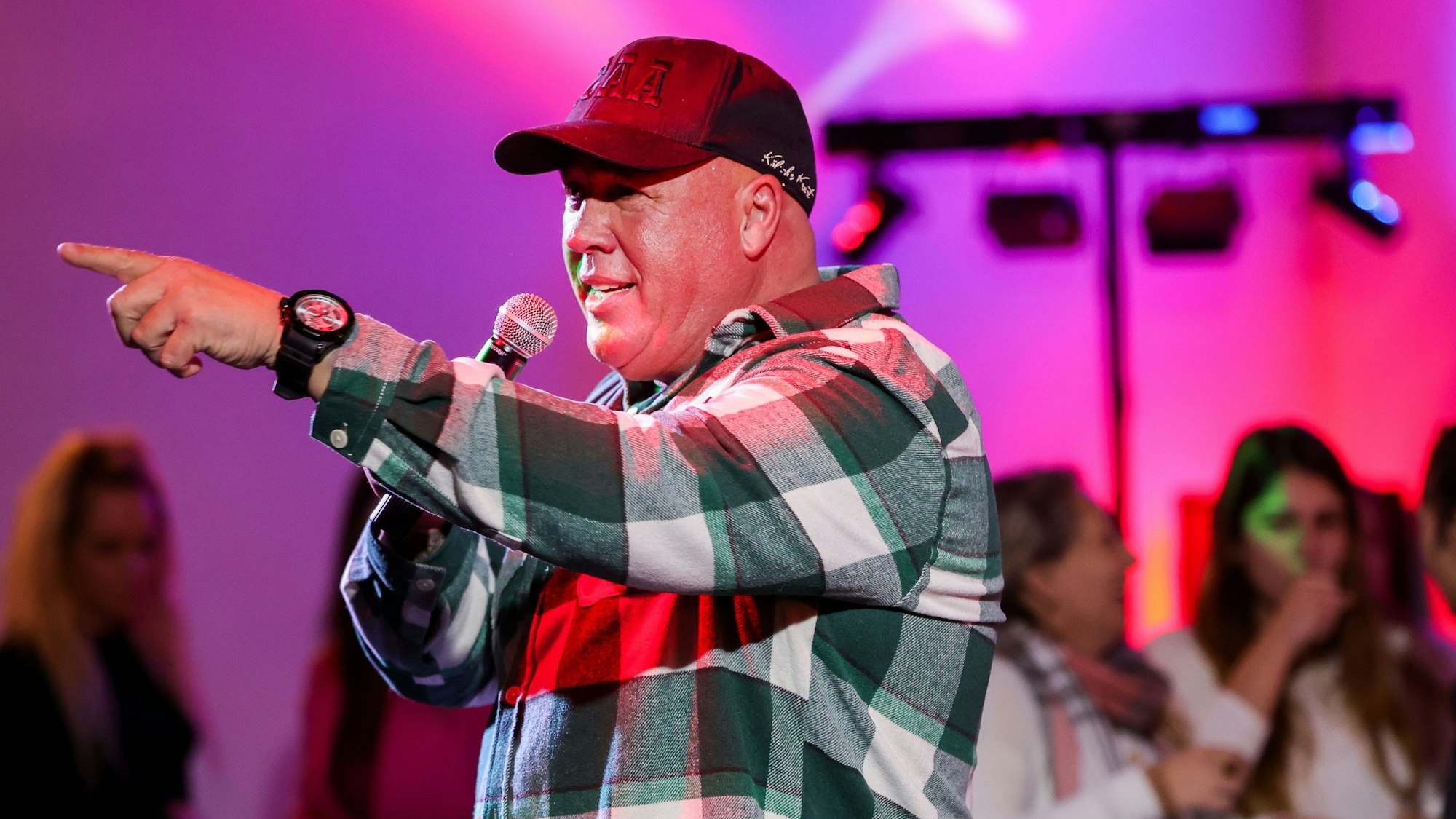 Ramon der singende Türsteher tanzt mit Insassinnen der JVA Köln zu seinem Song „Kölsche Senorita“.