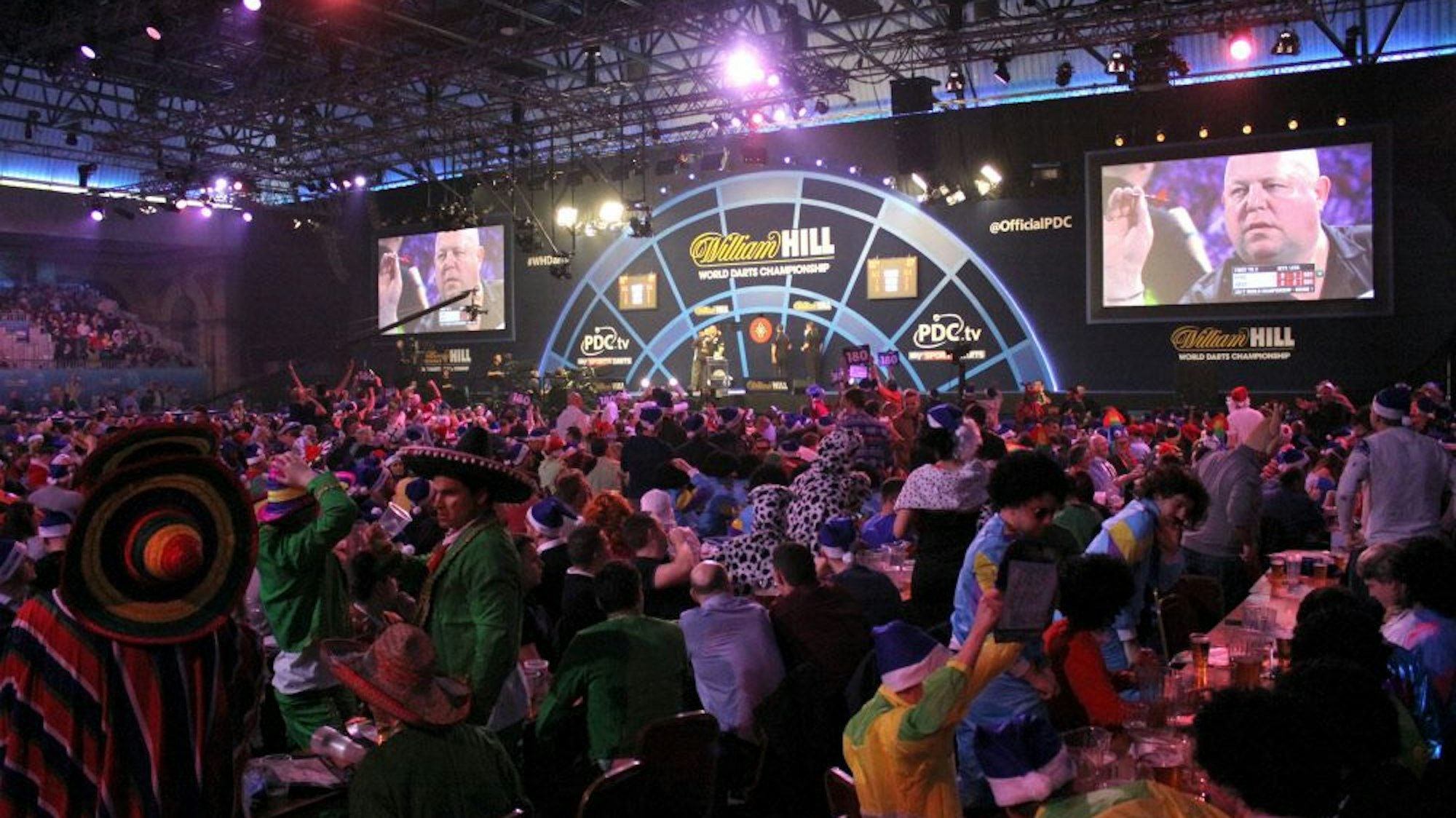 Bunte Kleidung und Alkohol: Die Fans feiern die Darts-WM