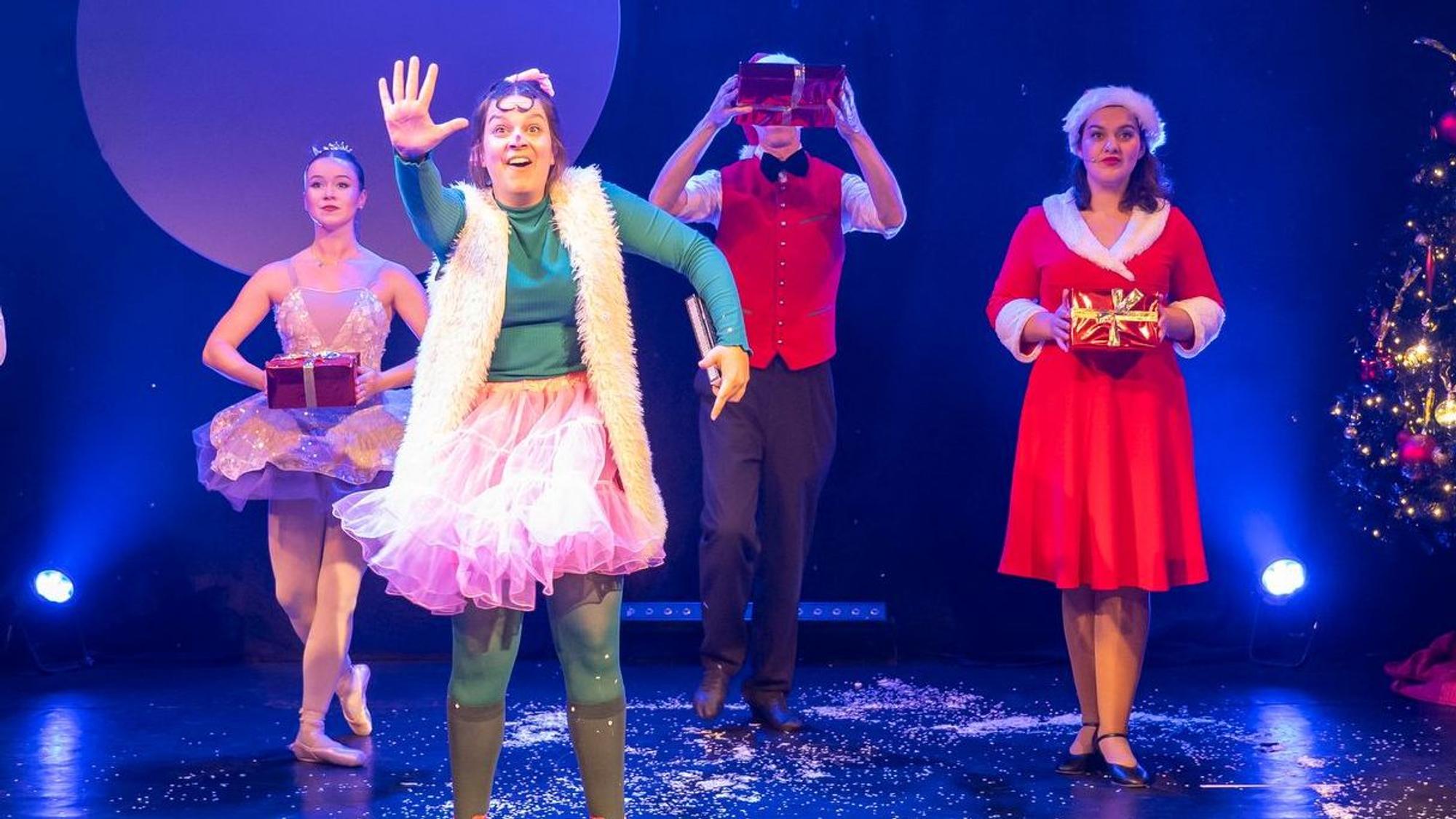 Die Schauspielerinnen und Artisten „Elvis Wonderland“-Varieté stehen auf der Bühne im Urania-Theater