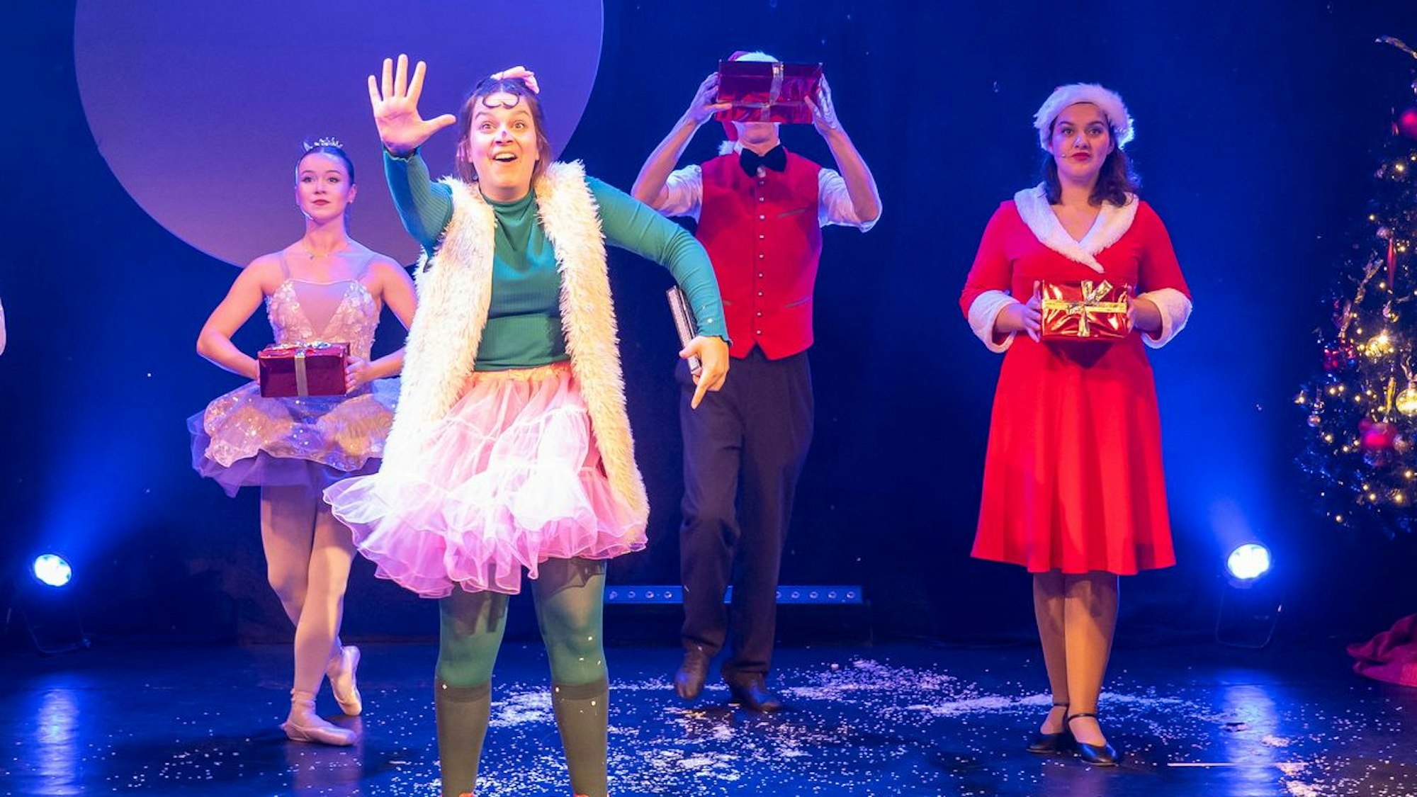 Die Schauspielerinnen und Artisten „Elvis Wonderland“-Varieté stehen auf der Bühne im Urania-Theater