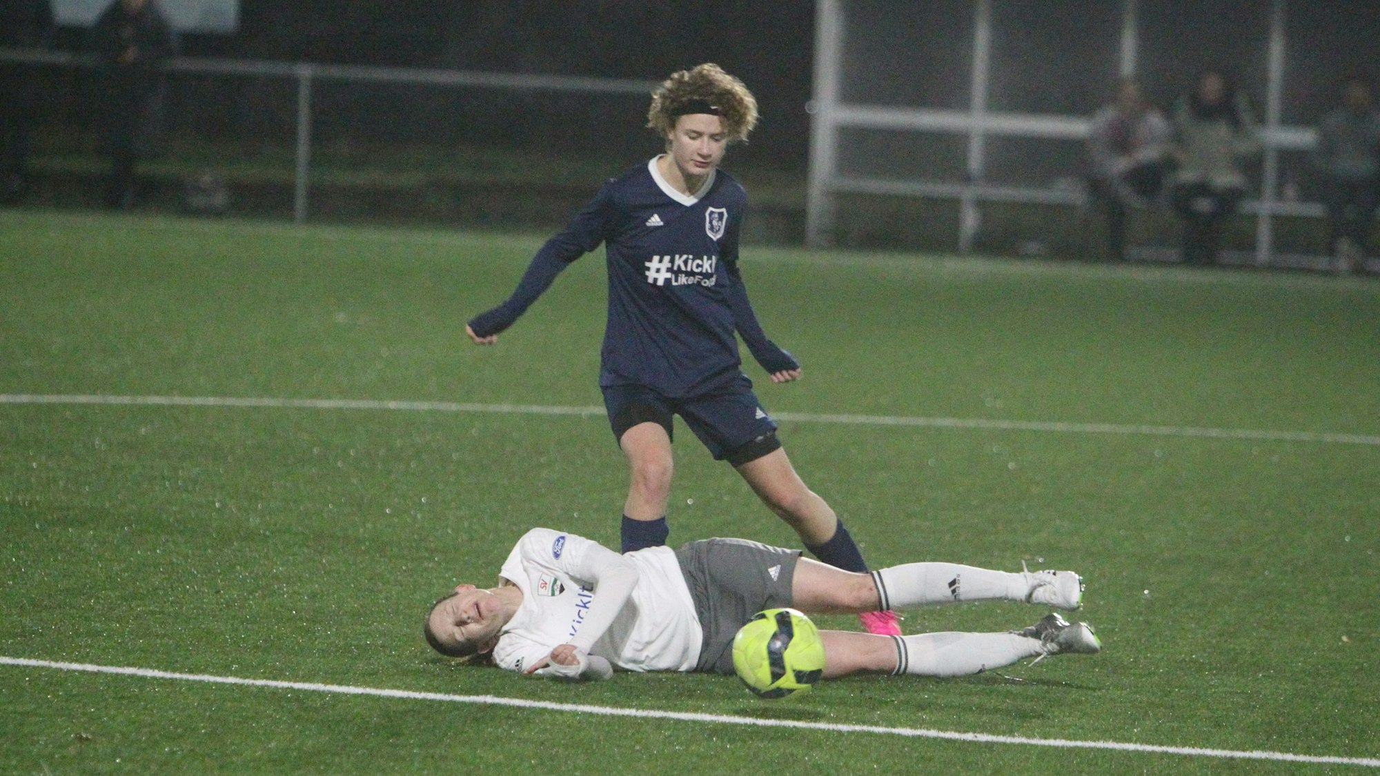Allners Anja Otterbach liegt hier gegen Mendens Innenverteidigerin Romy Zeleny am Boden, doch die Punkte nahm sie mit ihrem Team mit.