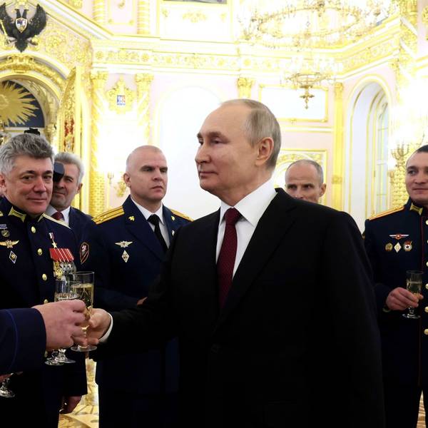 Der russische Präsident Wladimir Putin stößt mit Soldaten an, die als „Helden Russlands“ ausgezeichnet wurden. Mehr als 300.000 russische Soldaten sollen seit Kriegsbeginn getötet oder verwundet worden sein.