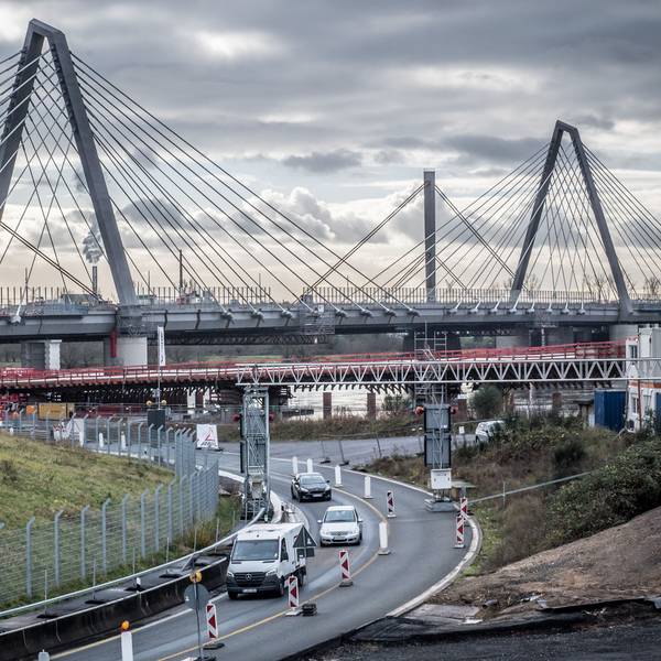 Die alte und die erste neue Leverkusener Brücke. darunter fahren Autos.