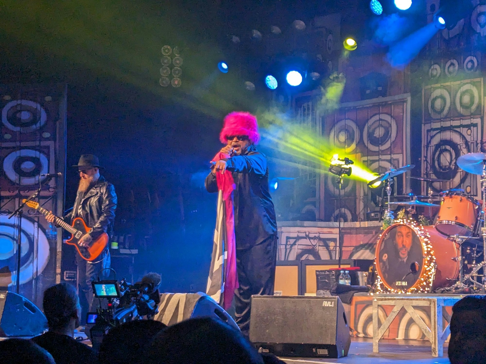 Webbe mit pinkem Plüschhut und Schal