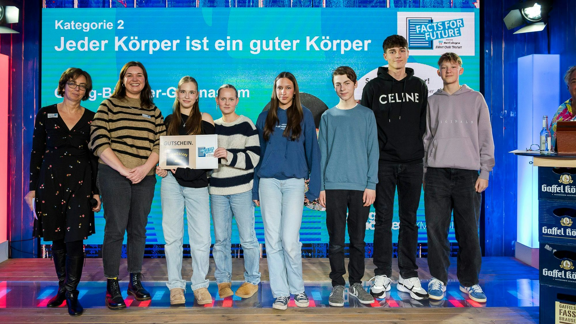 Lehrerin Sandra Sprehe vom Georg-Büchner-Gymnasium Köln setze das Projekt „Jeder Körper ist ein guter Körper“ mit ihren Schülerinnen und Schülern der Klasse 9 um. Links im Bild: Jurorin Alexandra Ringendahl.