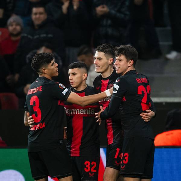 Patrik Schick (2.v.r.) jubelt über den Führungstreffer gegen Molde FK. Bayer Leverkusen beendet die Vorrunde der Europa League mit einer perfekten Bilanz von sechs Siegen.