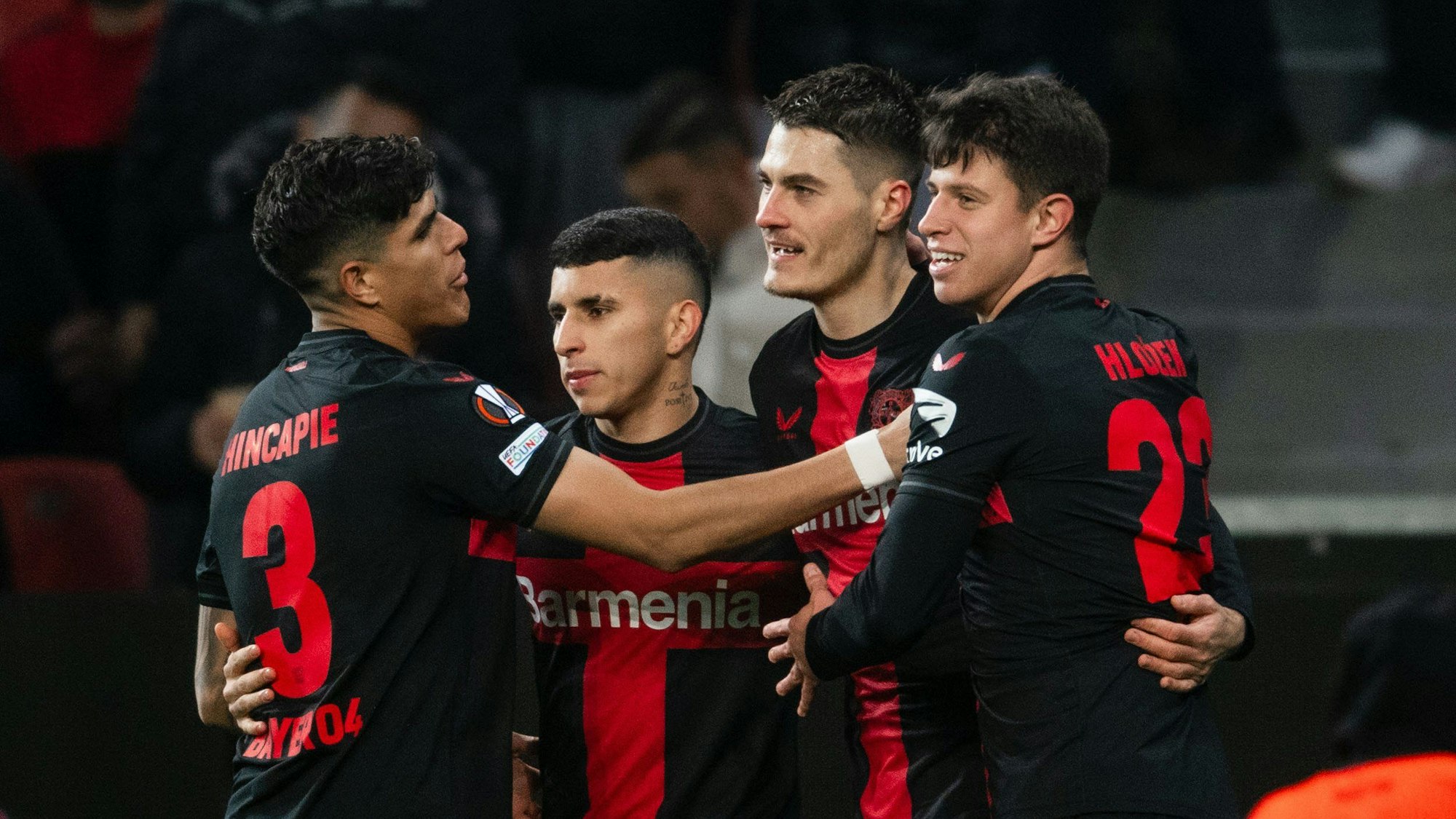 Patrik Schick (2.v.r.) jubelt über den Führungstreffer gegen Molde FK. Bayer Leverkusen beendet die Vorrunde der Europa League mit einer perfekten Bilanz von sechs Siegen.