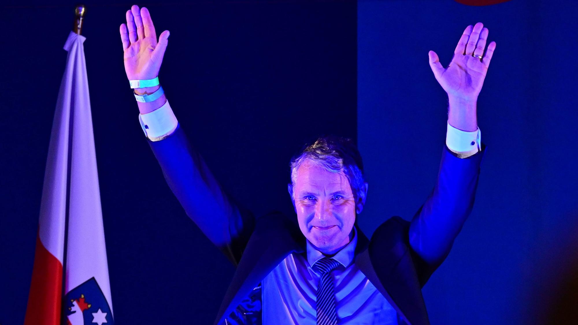 Björn Höcke, AfD-Landeschef in Thüringen, auf der Bühne. In Gera forderte der Faschist sein Publikum nun auf, eine SA-Losung zu skandieren. (Archivbild)