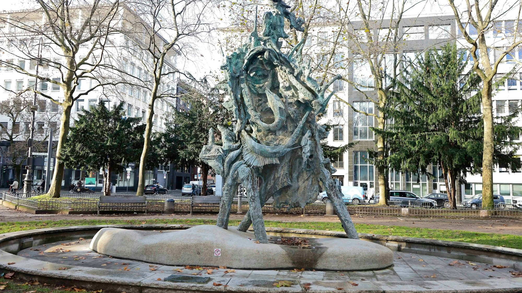 Zu sehen ist der Fischbrunnen am Kaiser-Wilhelm-Ring in Köln.