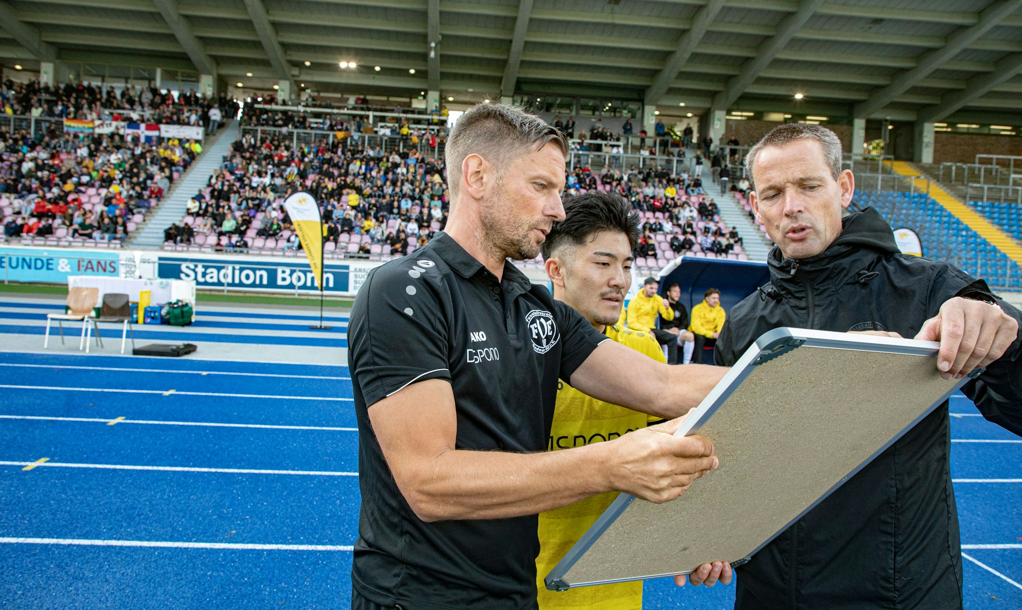 Trainer Marek Dabrowski (l.) bereitet Ko Tachibana im Pokalfinale auf dessen Einwechslung vor.