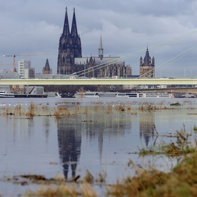 Der Rhein in Köln bei einem Pegelstand von ca. 6,39 Meter.