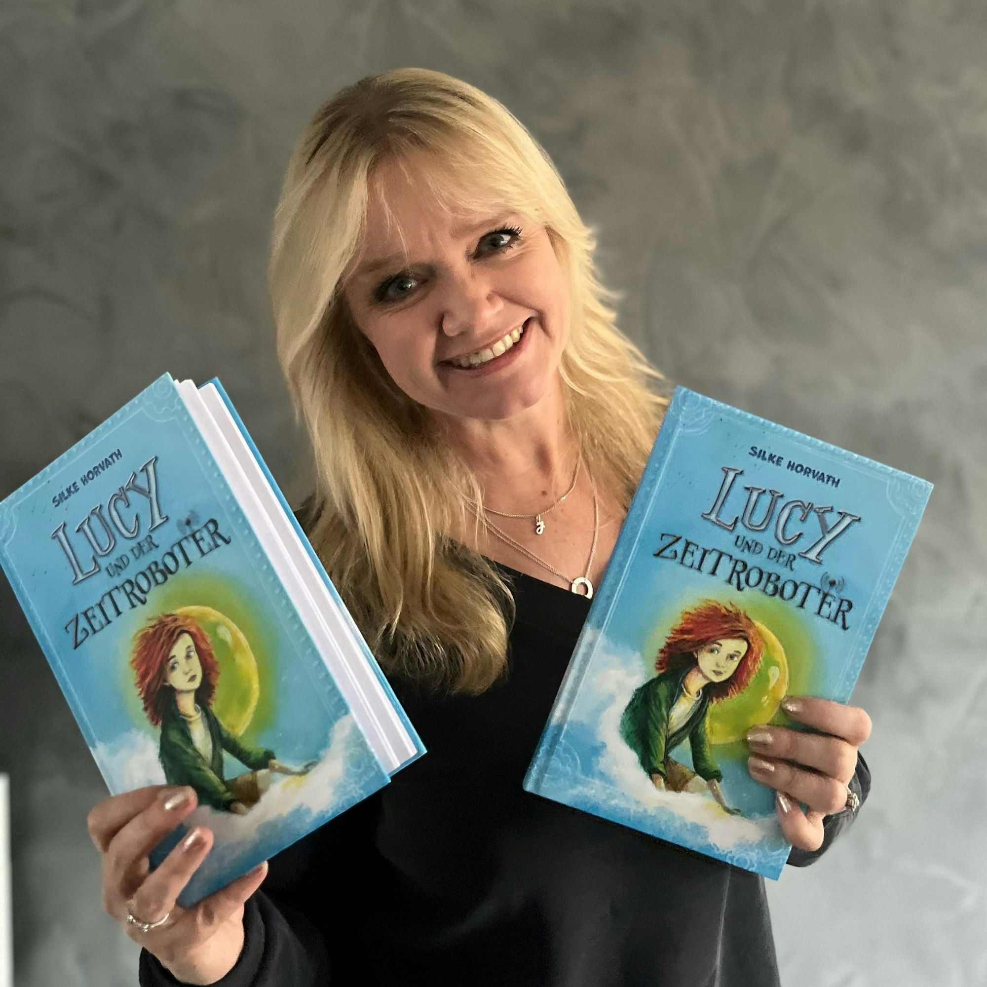 Silke Horvath mit ihrem Buch "Lucy und der Zeitroboter".