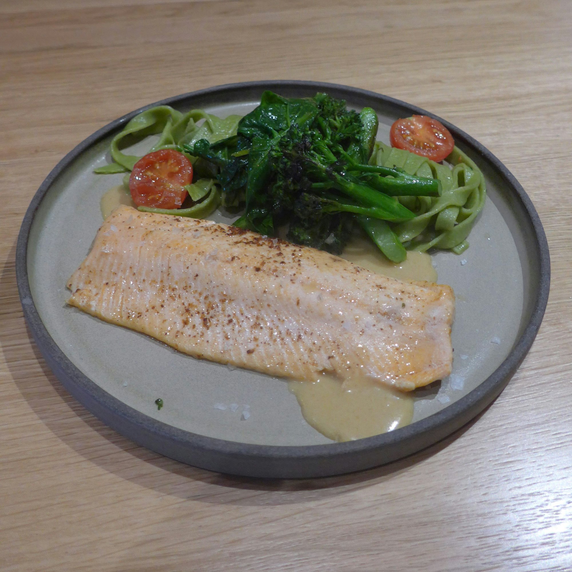 Das Bild zeigt die Hauptspeise: Ohne Haut kommt die Lachsforelle auf den Teller.