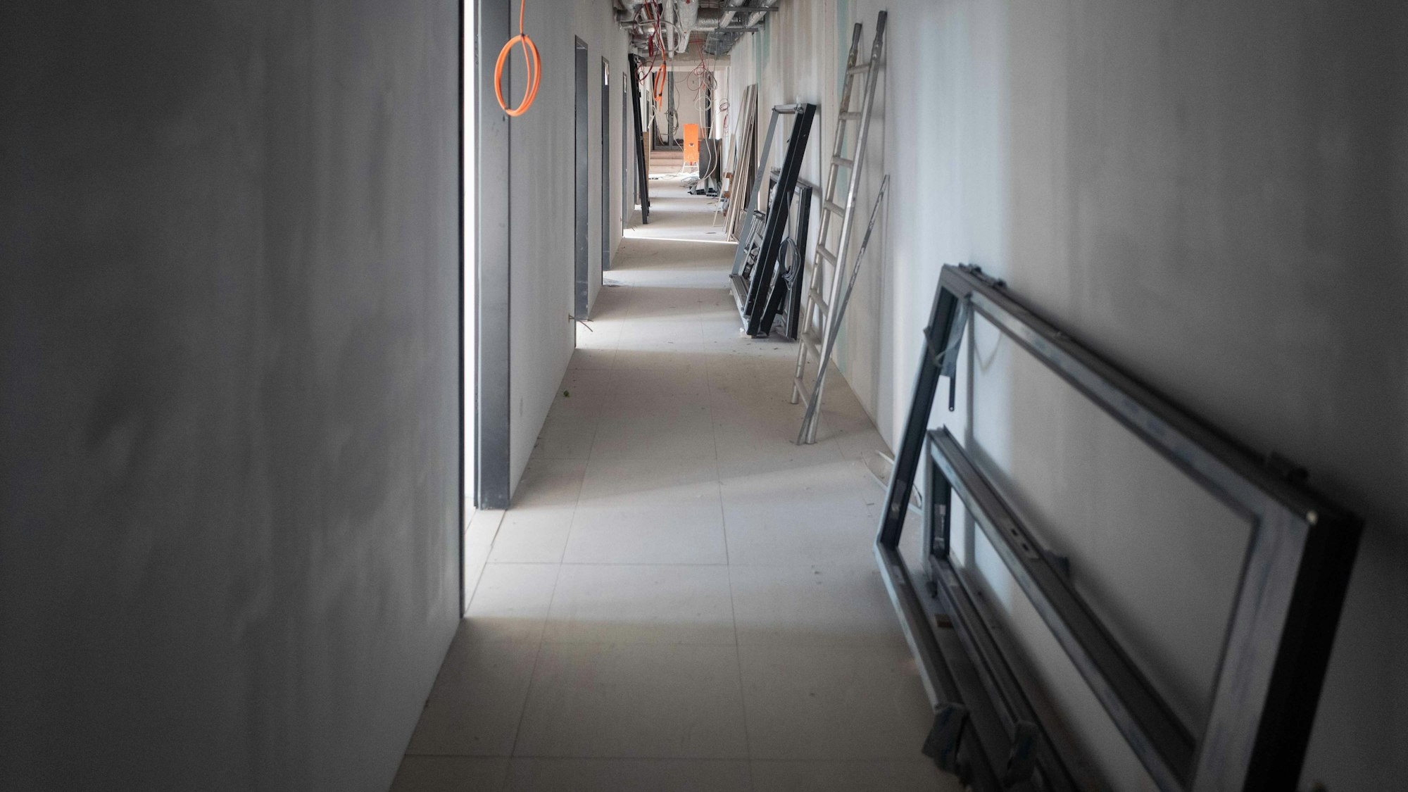 Das Bild zeigt einen Flur im Kreishausanbau. Eine Tür ist an eine Wand gelehnt.