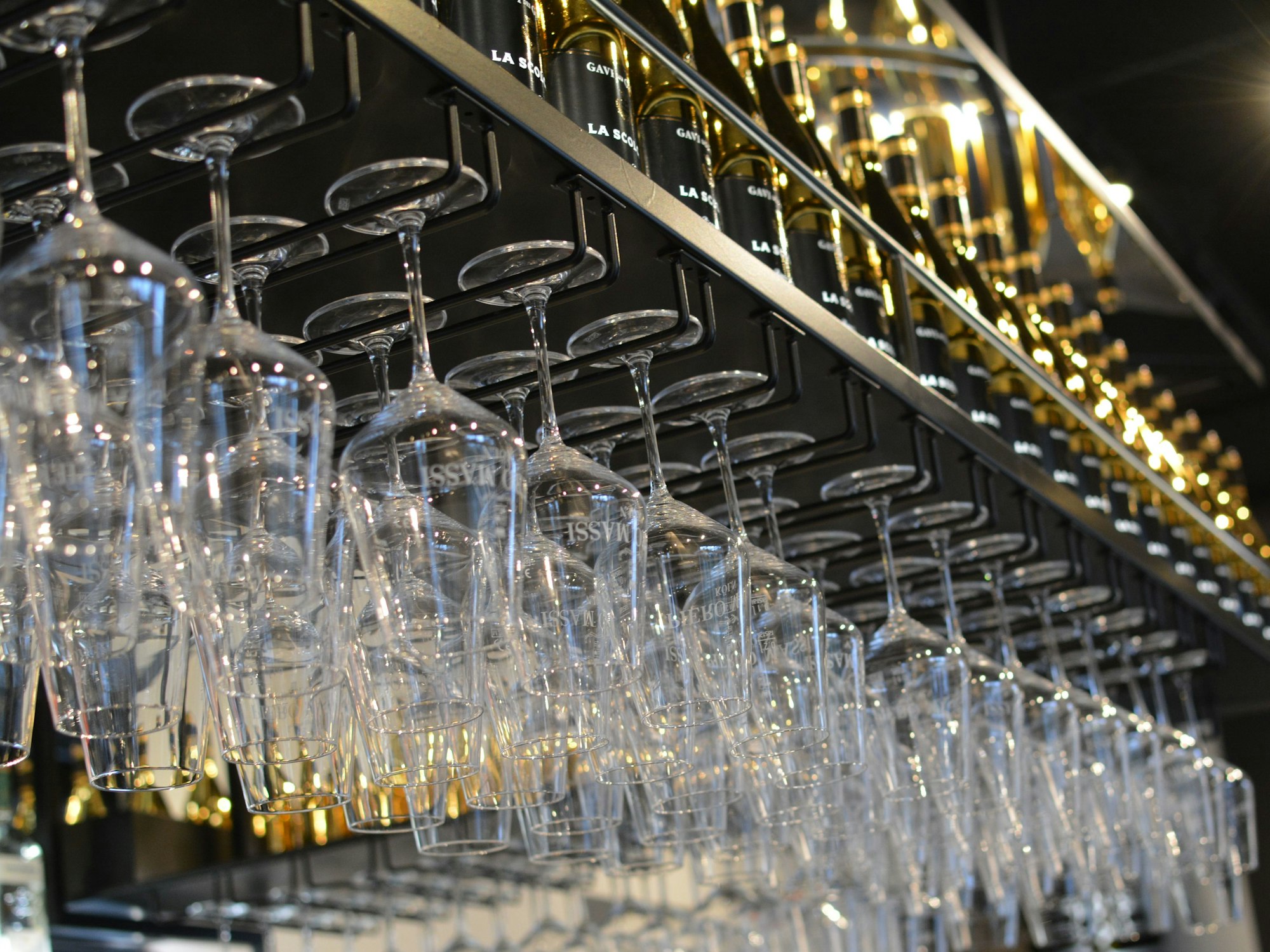 Weingläser und goldene Akzente