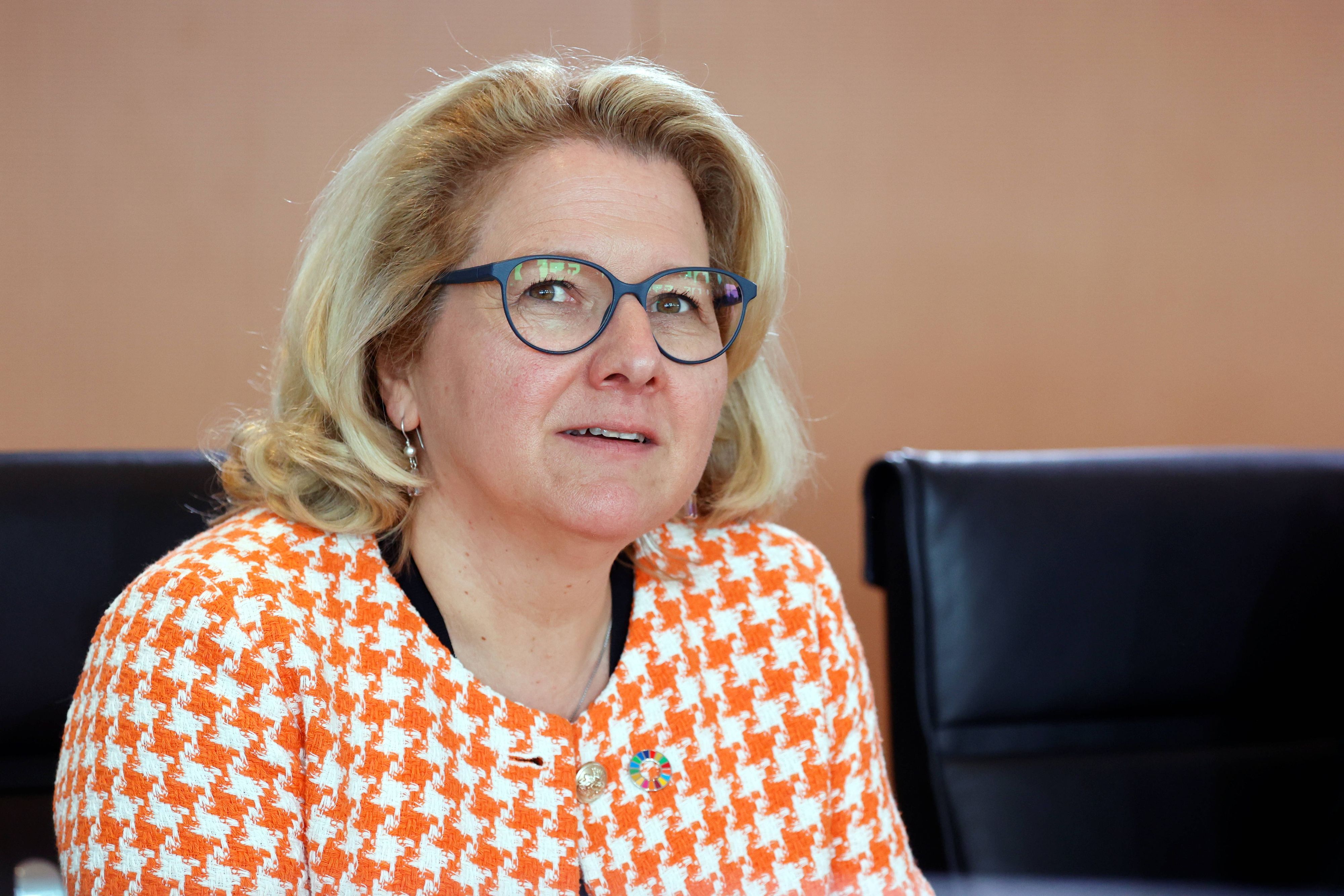 Svenja Schulze sitzt in einer Besprechung auf einem Stuhl.