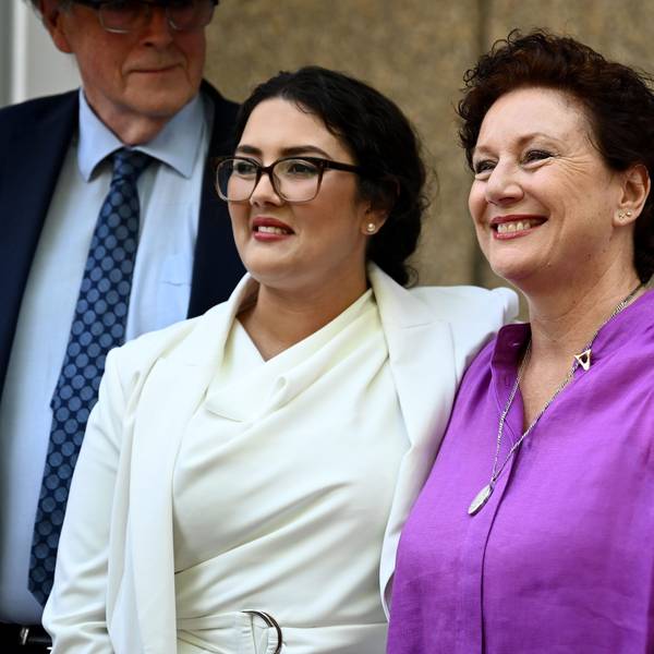 Die Anwältin Rhanee Rego (l) umarmt Kathleen Folbigg, während sie vor dem Berufungsgericht für Strafsachen in New South Wales in Sydney mit Medienvertretern sprechen.