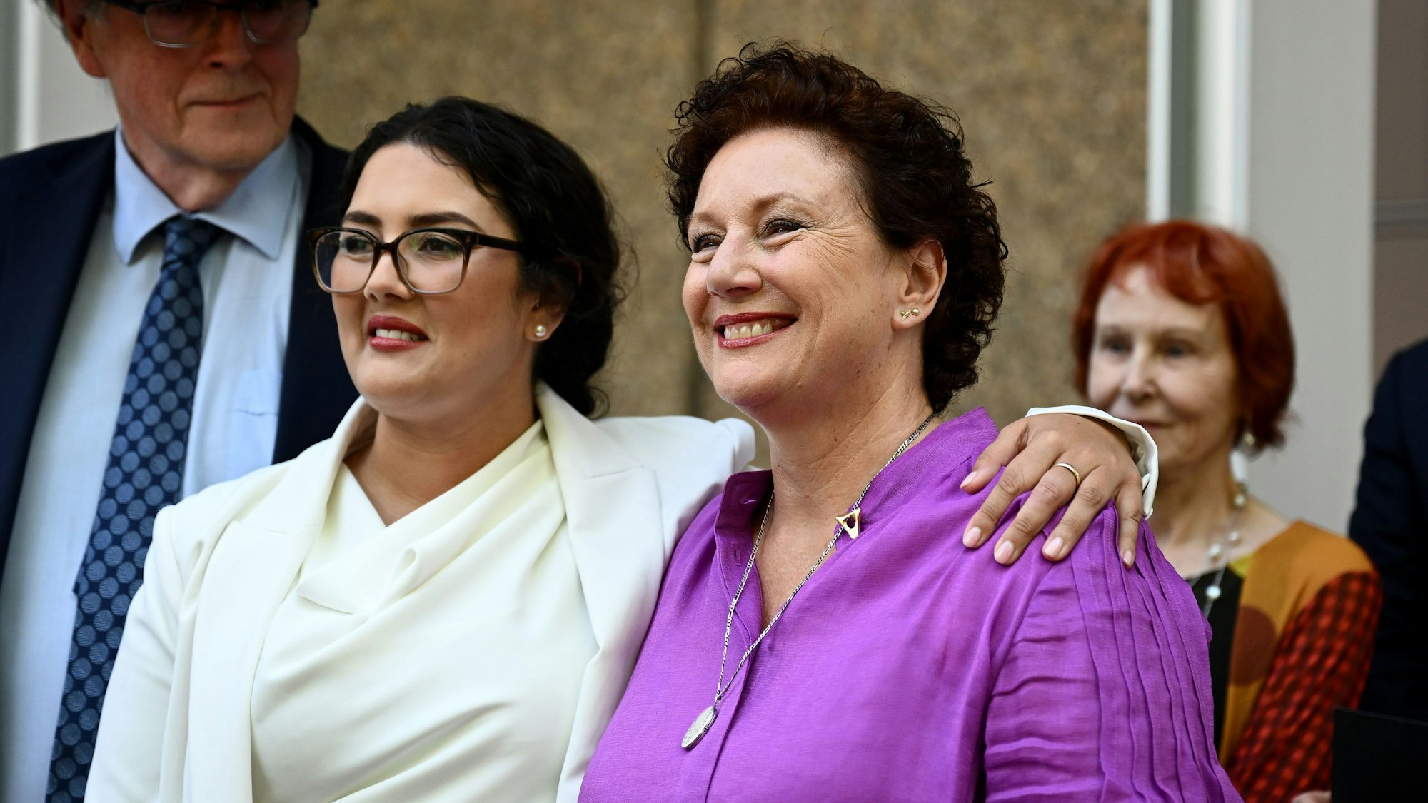 Die Anwältin Rhanee Rego (l) umarmt Kathleen Folbigg, während sie vor dem Berufungsgericht für Strafsachen in New South Wales in Sydney mit Medienvertretern sprechen.