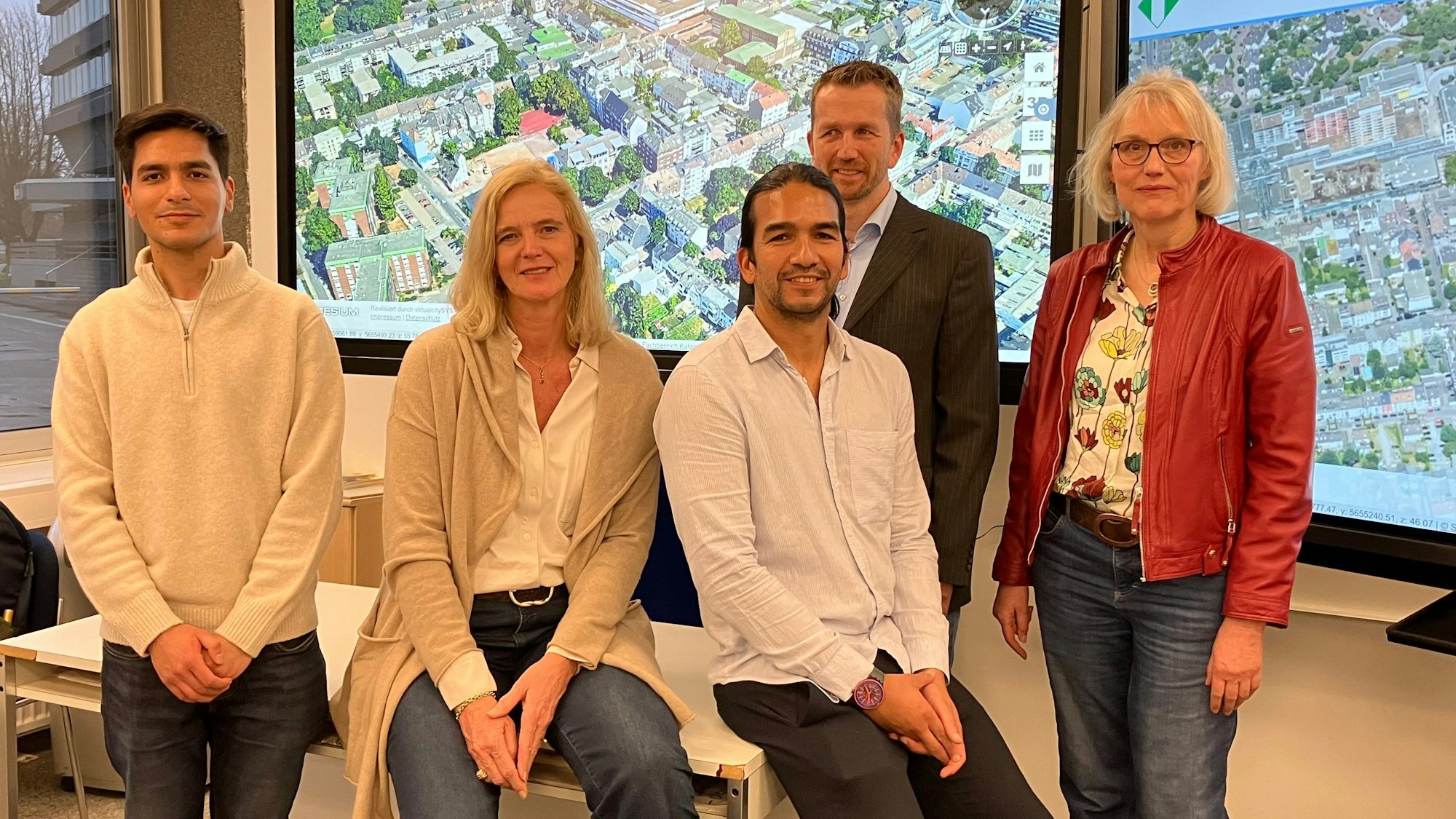 Can Akbas (Abt. Geobasisdaten), Baudezernentin Andrea Deppe, Jorge Fernandez (stv. Sachgebietsleiter Geodatenmanagement), Timm Dolenga (Fachbereichsleitung Kataster und Vermessung), Marietta Rothenberg (Sachgebietsleitung Geodatenmanagement) präsentieren den 3-D-Viewer.