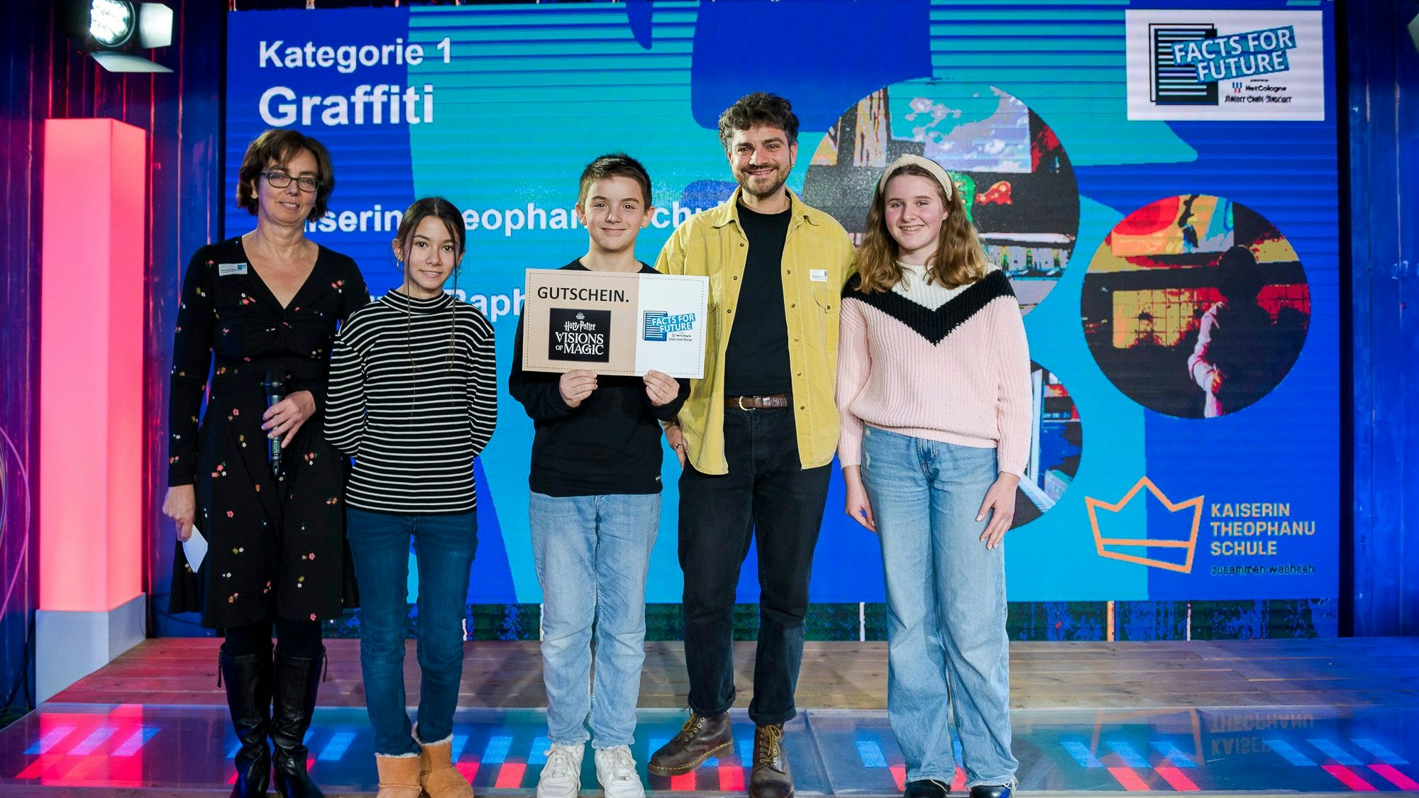 Lehrer Raphael Di Canio von der Kaiserin-Theophanu-Schule in Köln, setzte das Projekt „Graffiti“ mit seiner Klasse 6 um. Links im Bild: Jurorin Alexandra Ringendahl.