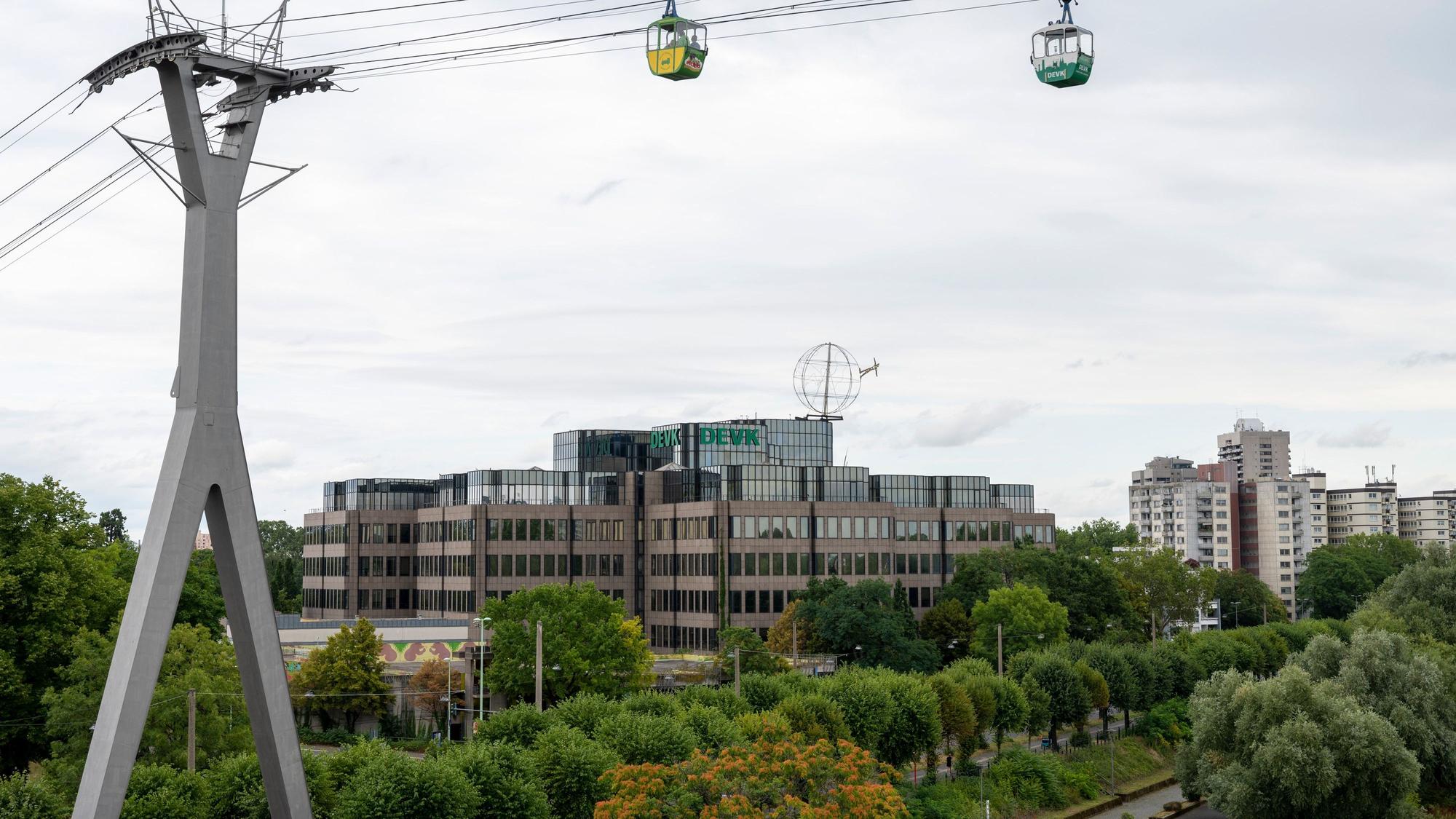 Blick auf das derzeitige Gebäude der DEVK am Rheinufer