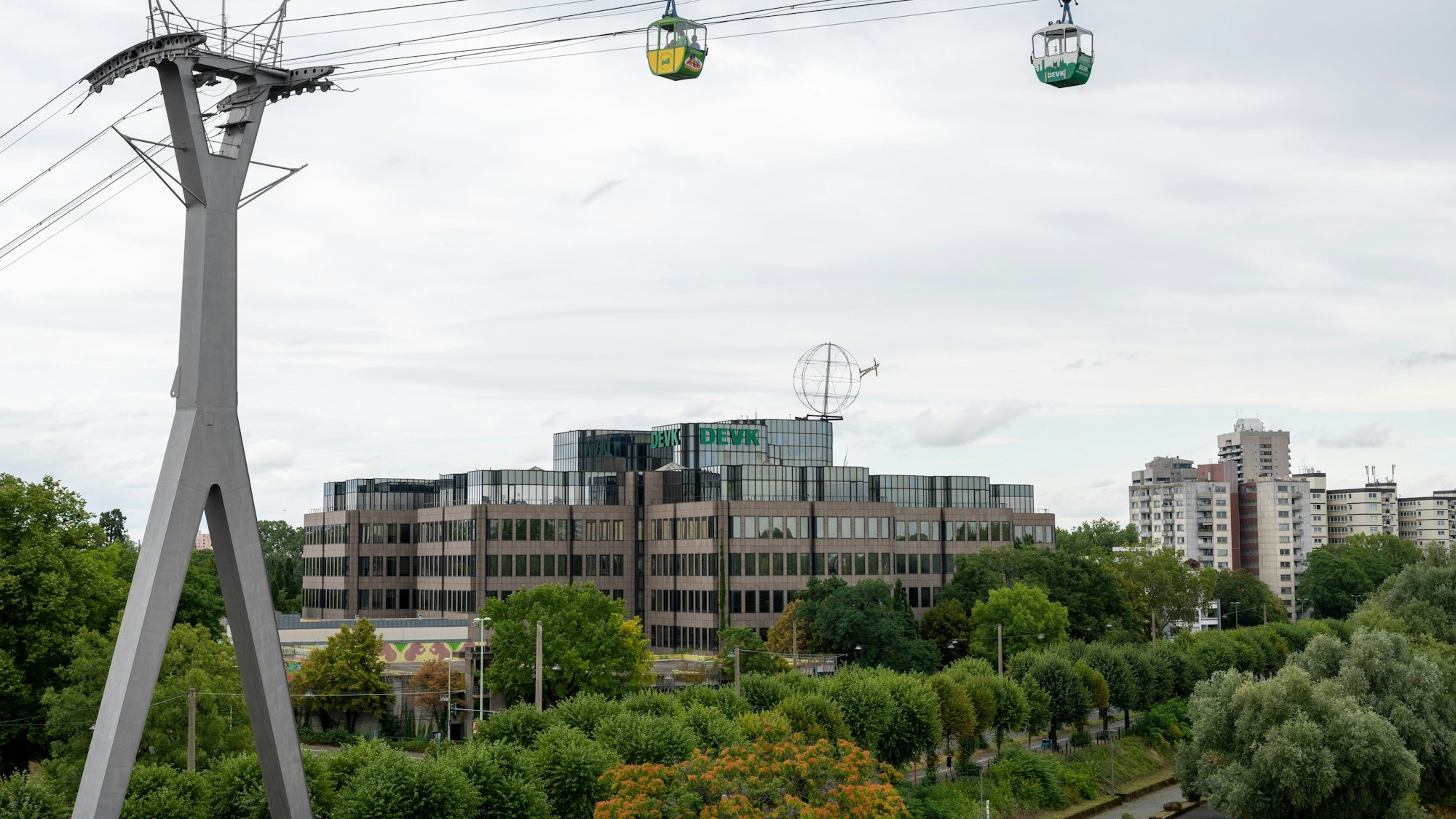 Blick auf das derzeitige Gebäude der DEVK am Rheinufer