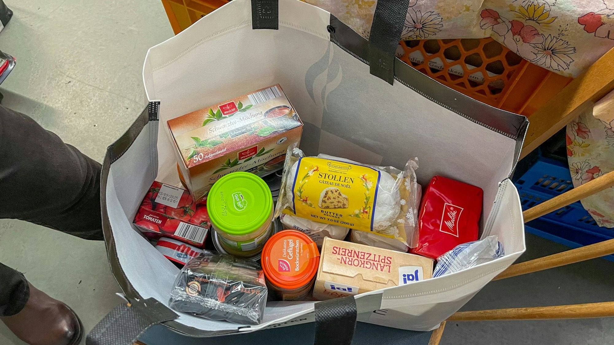 Reis, Mehl, Zucker, Kaffee befinden sich unter anderem in den Tüten.