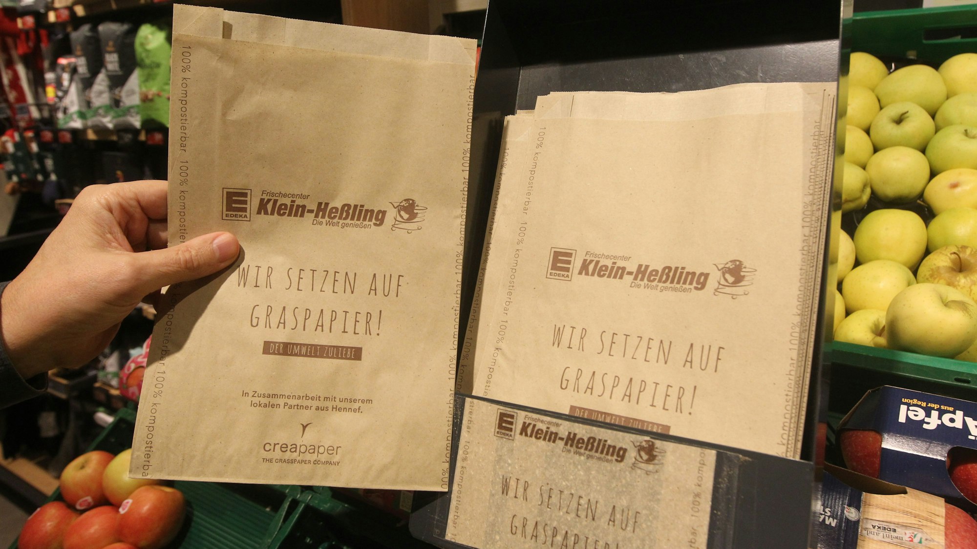 Beim super Supermarkt in Lohmar kann man das Obst in Graspapiertüten einpacken.